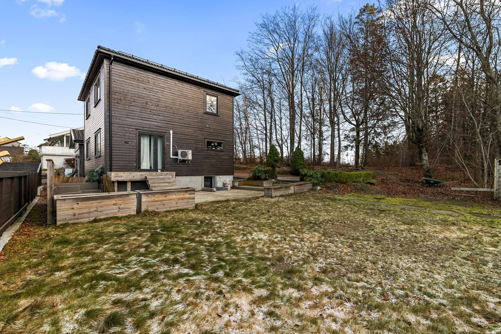 Tomten er lettstelt og pent opparbeidet med gressplen og noe prydbusker/planter. Tomten ligger tilbaketrukket fra Hemsbakken og er godt skjermet - perfekt for deg som ønsker private og trygge omgivelser. Mot syd grenser eiendommen mot et lite skogområde. Galleribilde