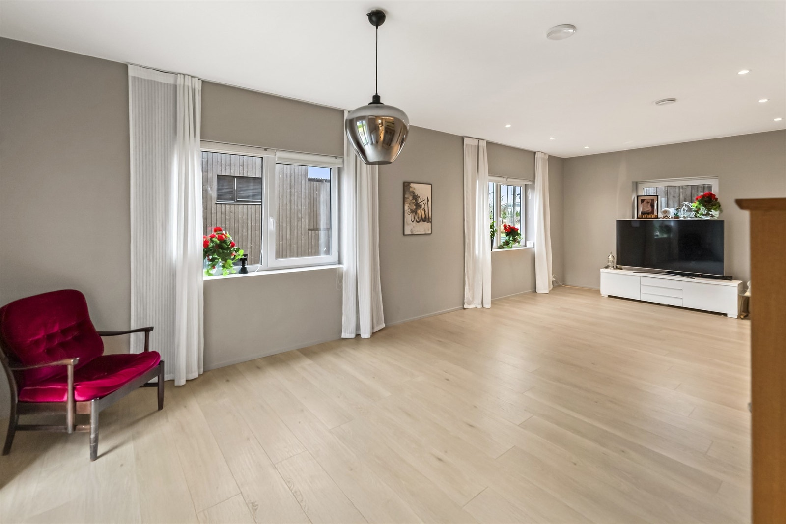 Planløsningen er praktisk og ypperlig for den aktive barnefamilien. Hoveddelen kan blant annet skilte med romslig stue og kjøkken, to bad, eget vaskerom, tre soverom og praktisk kjellerstue, perfekt som familiens ungdomsavdeling. Galleribilde