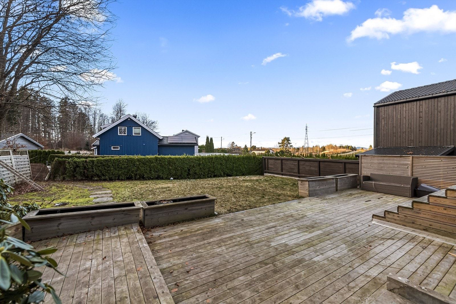 Fra boligens stuen er det utgang til en stor terrasseplatting på ca. 56 kvm vendt mot vest/nord. Her sitter du både solrikt og skjermet til, perfekt for å nyte lange sommerkvelder og varme dager. Galleribilde