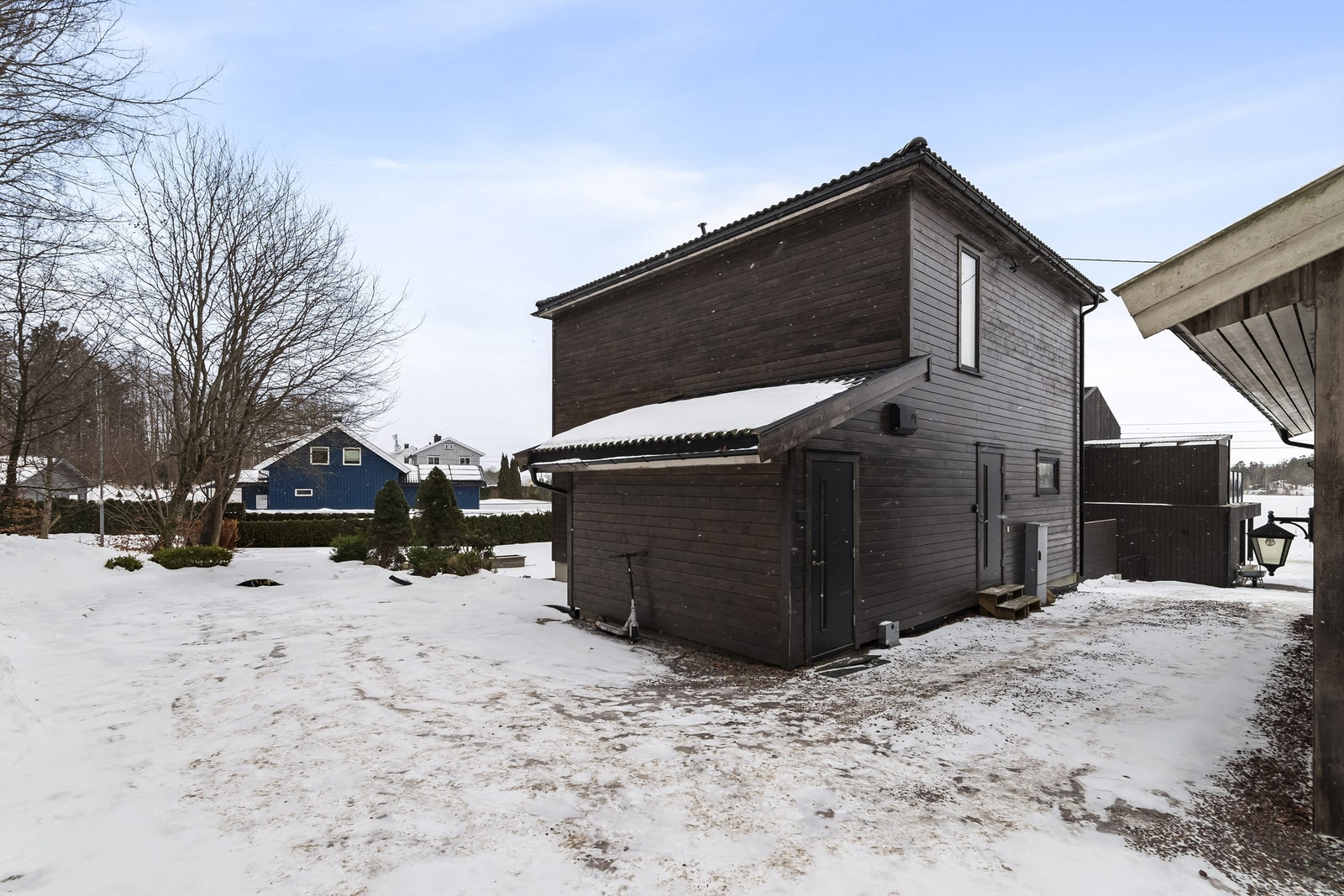 Det er rikelig med parkeringsmuligheter i gårdsplassen som er belagt med grus. Galleribilde