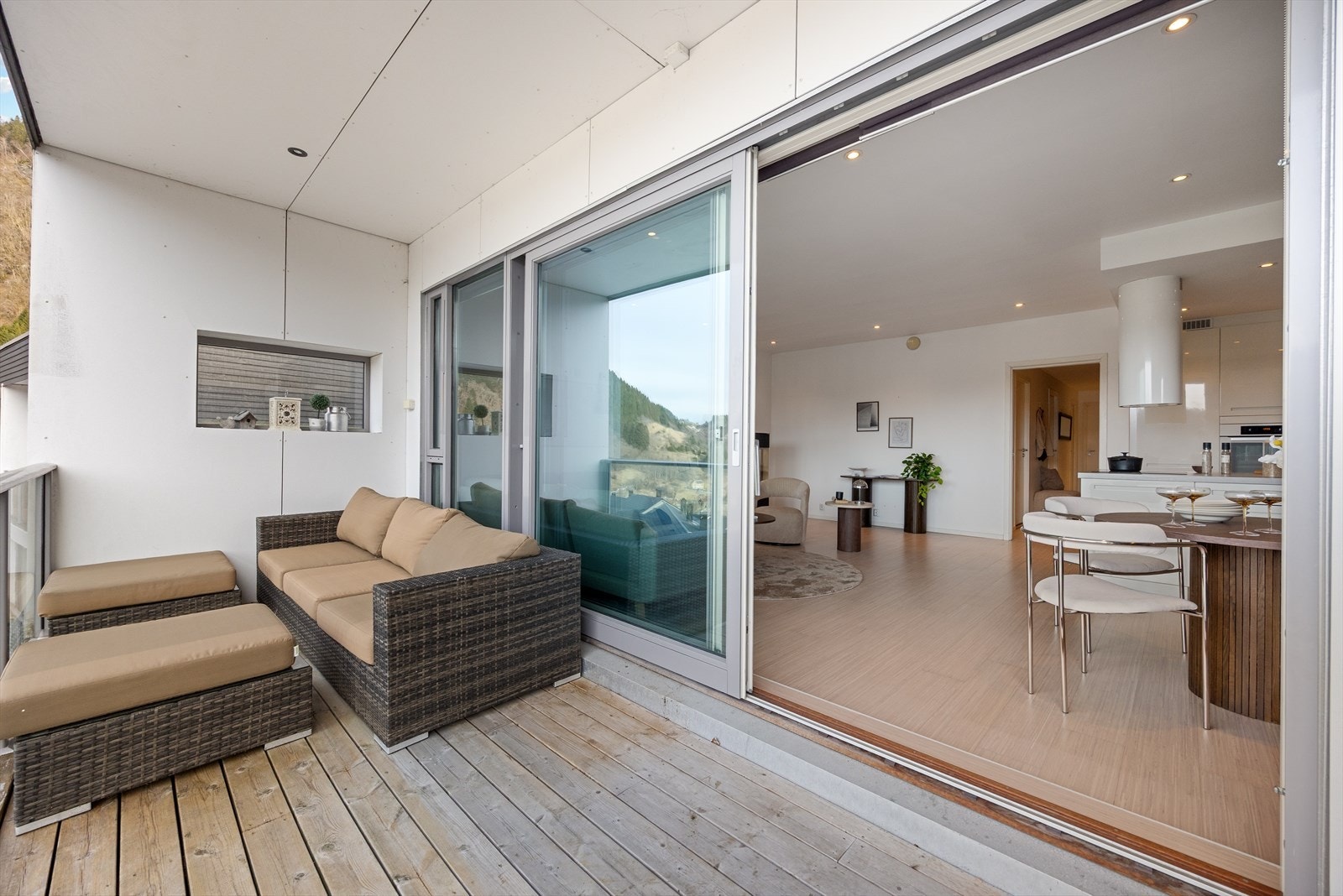 Fra stue er det utgang til en herlig balkong med nydelige sol- og utsiktsforhold. Galleribilde