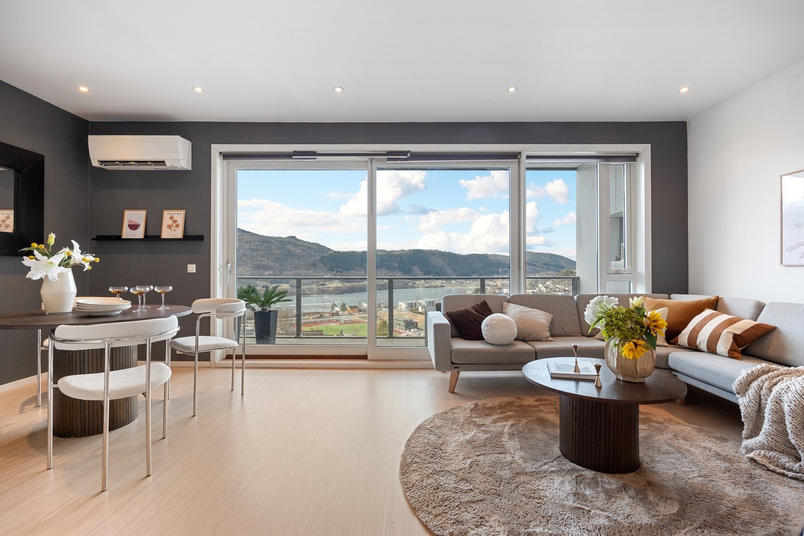 Dette er en moderne og lettstelt bolig med gjennomtenkt planløsning, fine uteområder og praktiske kvaliteter som gjør hverdagen enkel. Galleribilde