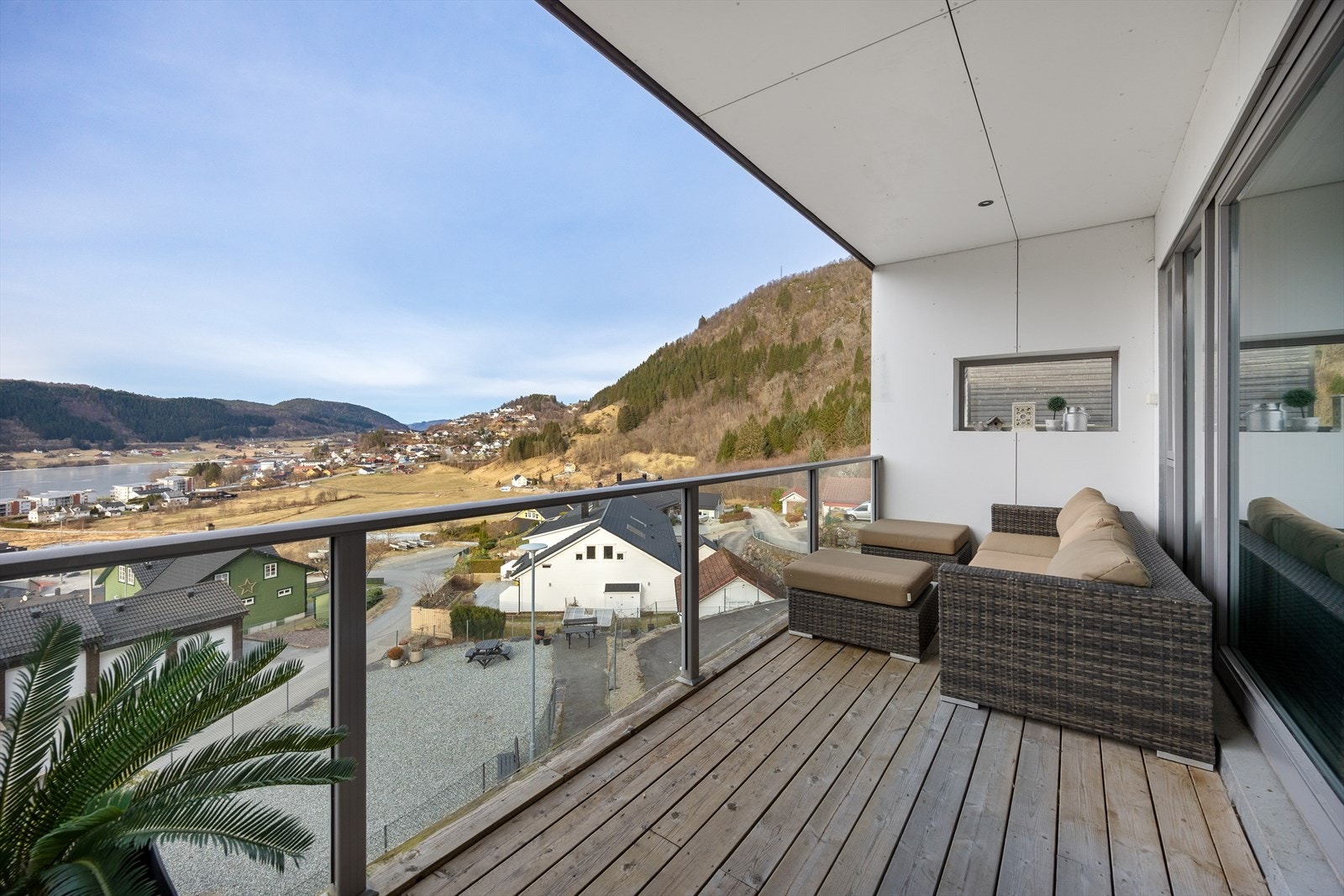 Terrassen er delvis overbygget og fremstår lun og usjenert. Galleribilde