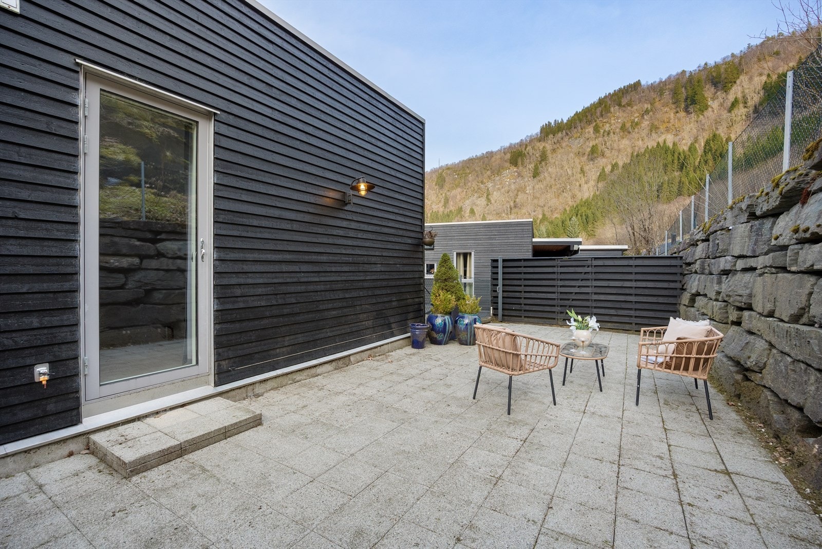 Fra soverommet er det utgang til en herlig uteplass av god størrelse. Galleribilde