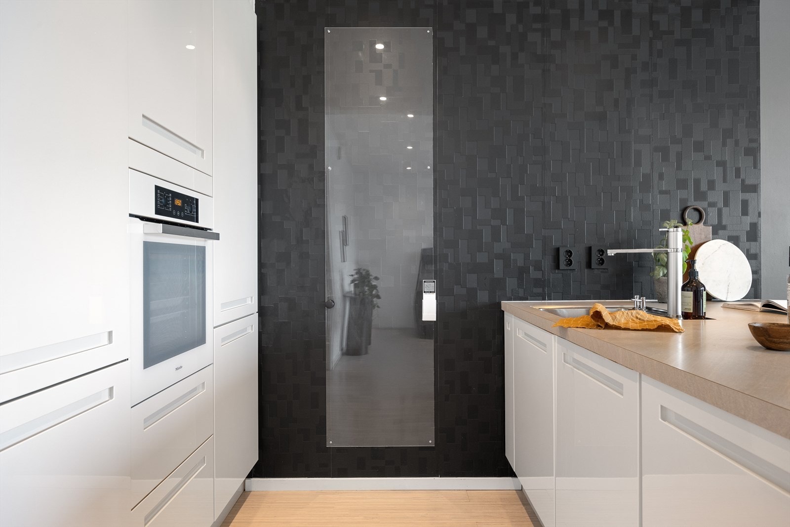 En funksjonell og moderne kjøkkenløsning som passer like godt til hverdagsmiddager som til besøk. Galleribilde