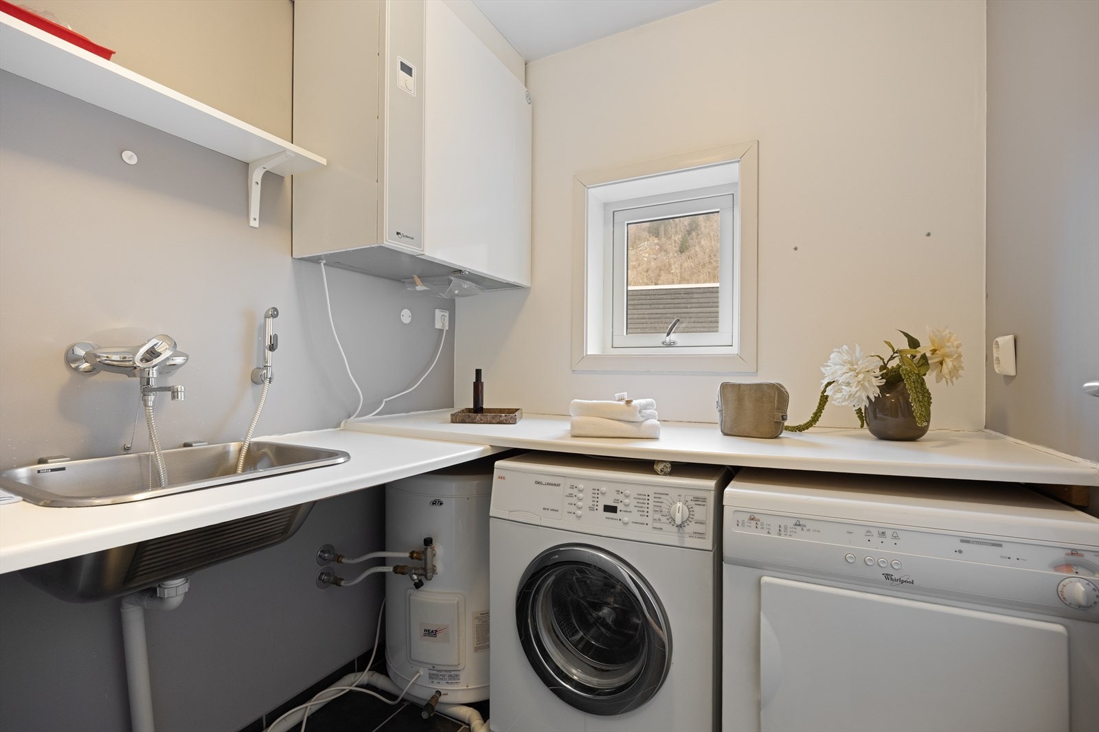 Fra toalettrommet er det direkte tilkomst til boligens vaskerom. Galleribilde