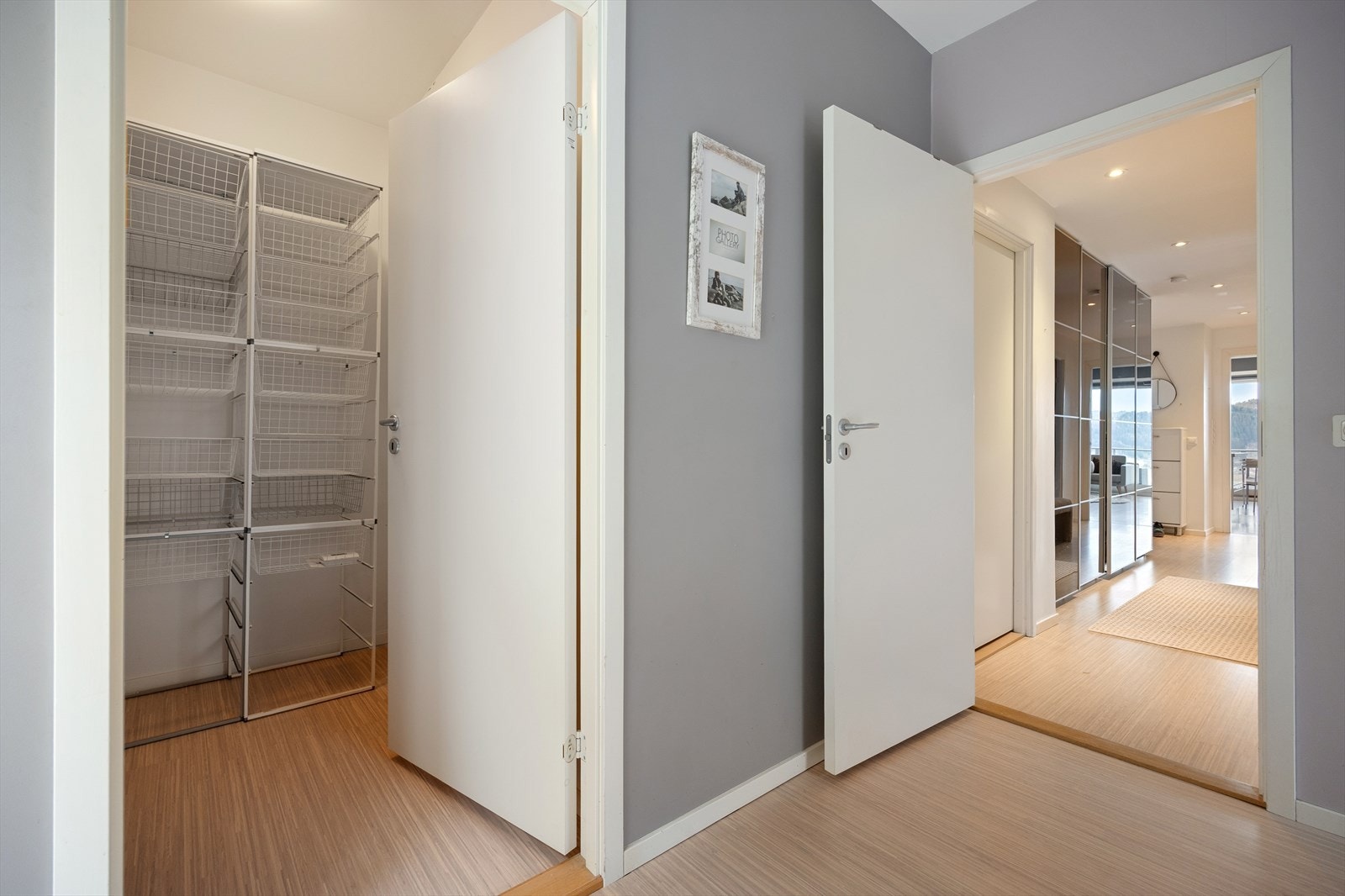 Hovedsoverommet har direkte tilkomst til bod som kan benyttes som garderoberom. Galleribilde