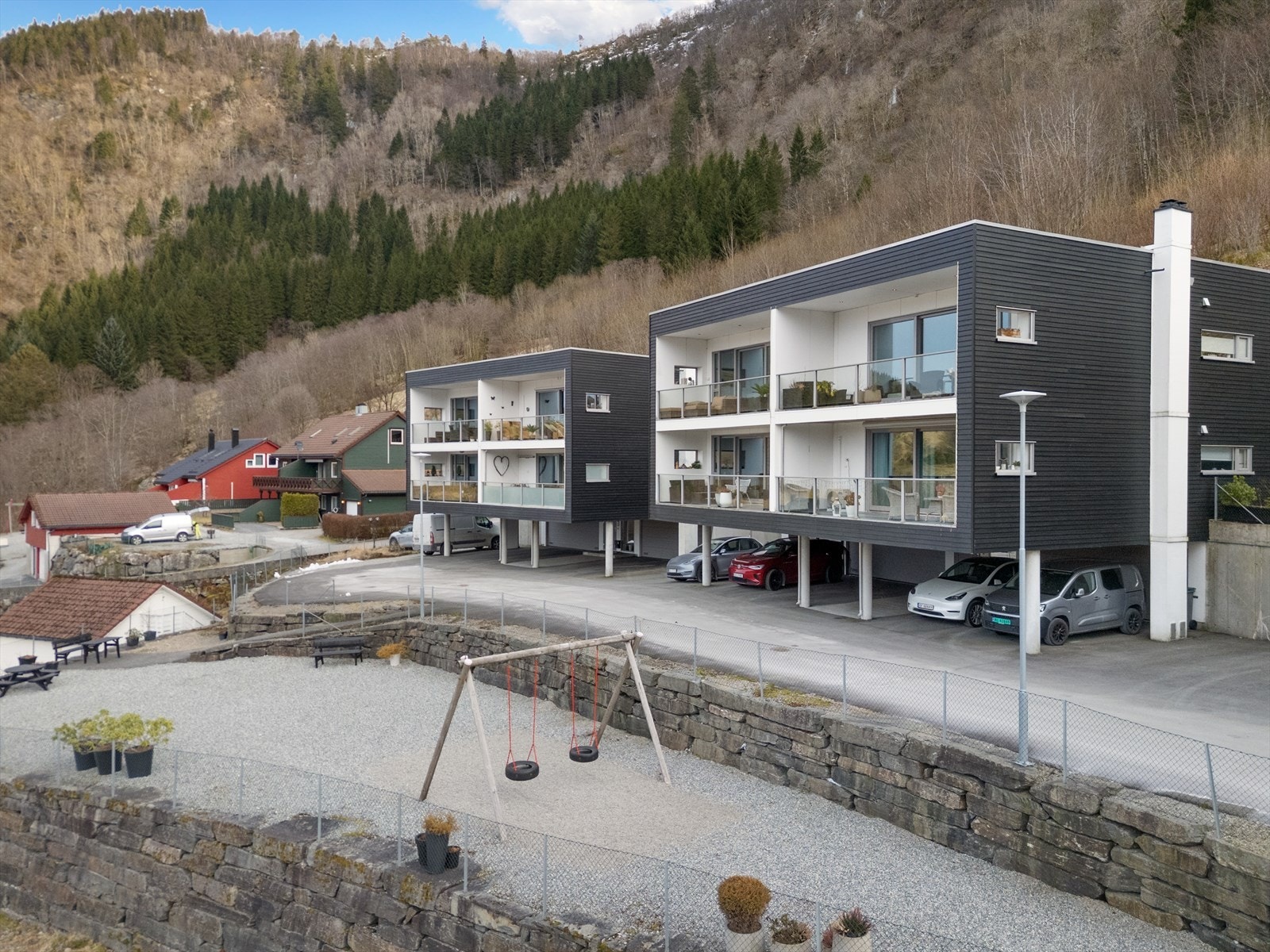 Fra eiendommen er det kort gangavstand til nærbutikk, skoler, barnehage, idrettsparken, buss samt kjøpesenteret Øyrane Torg. Galleribilde