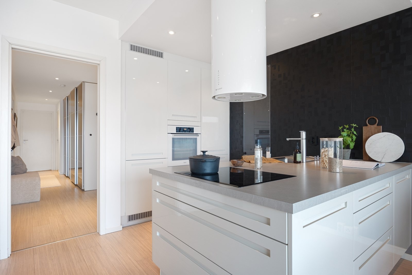 Kjøkkenet er praktisk innredet med kjøkkenøy som gir rommet mer lagrings- og arbeidsplass. Galleribilde