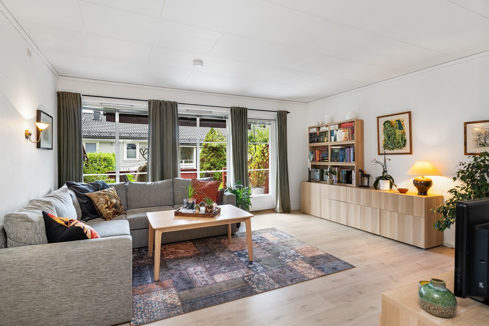 Fra stuen er det utgang til en flott uteplass Galleribilde