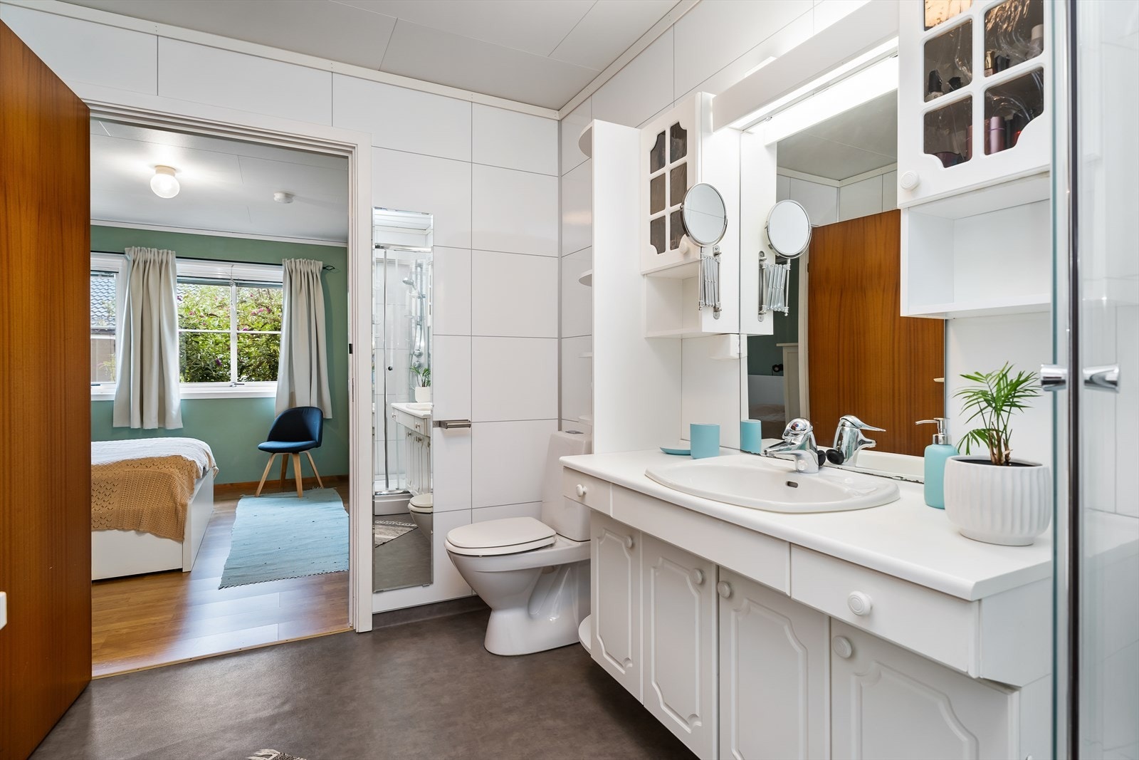 Direkte adkomst fra bad til soverom og gang. Galleribilde