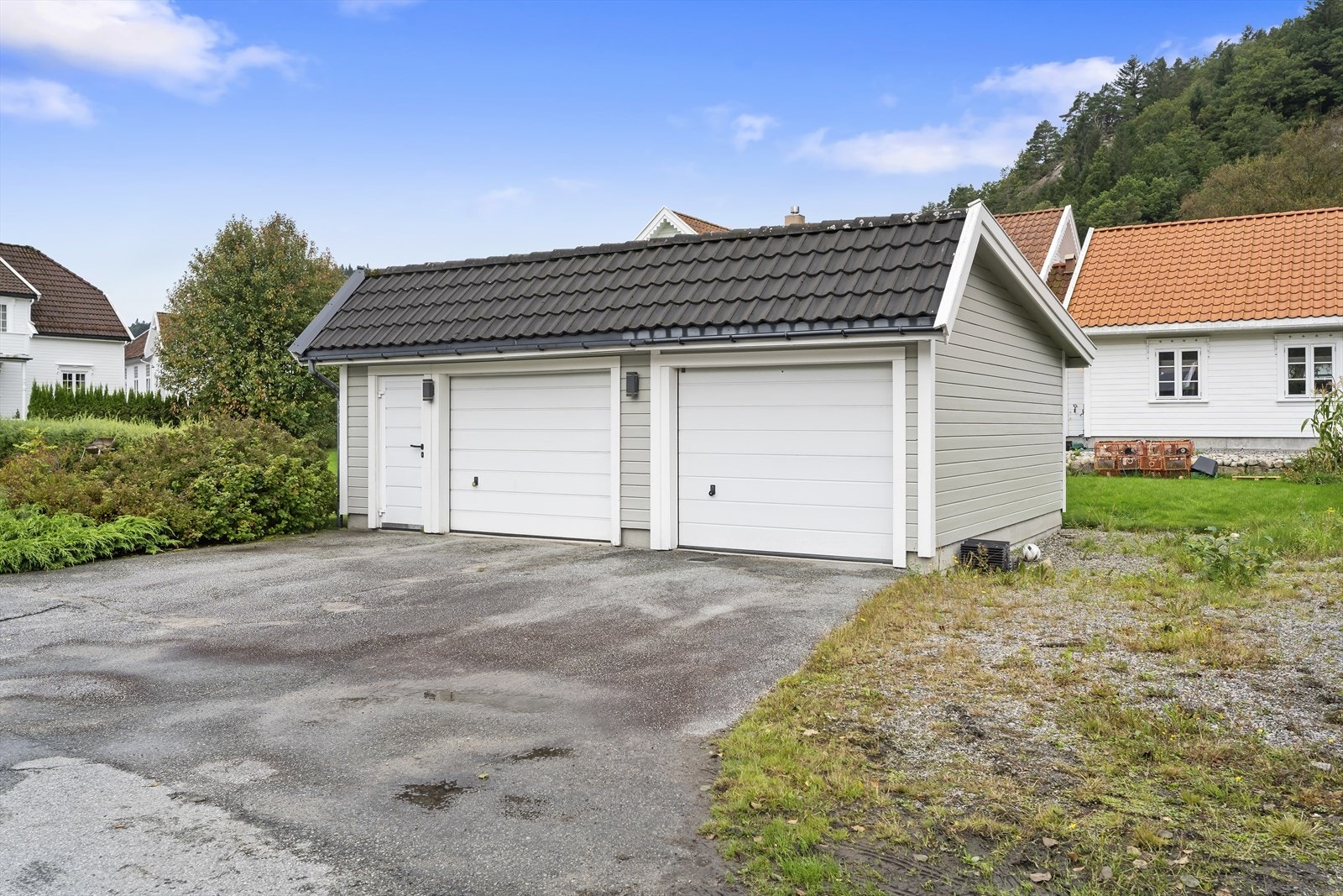 Tilhørende garasje ca 50 meter fra boligen. (Se kommentar vedrørende hjemmel til grunn). Galleribilde