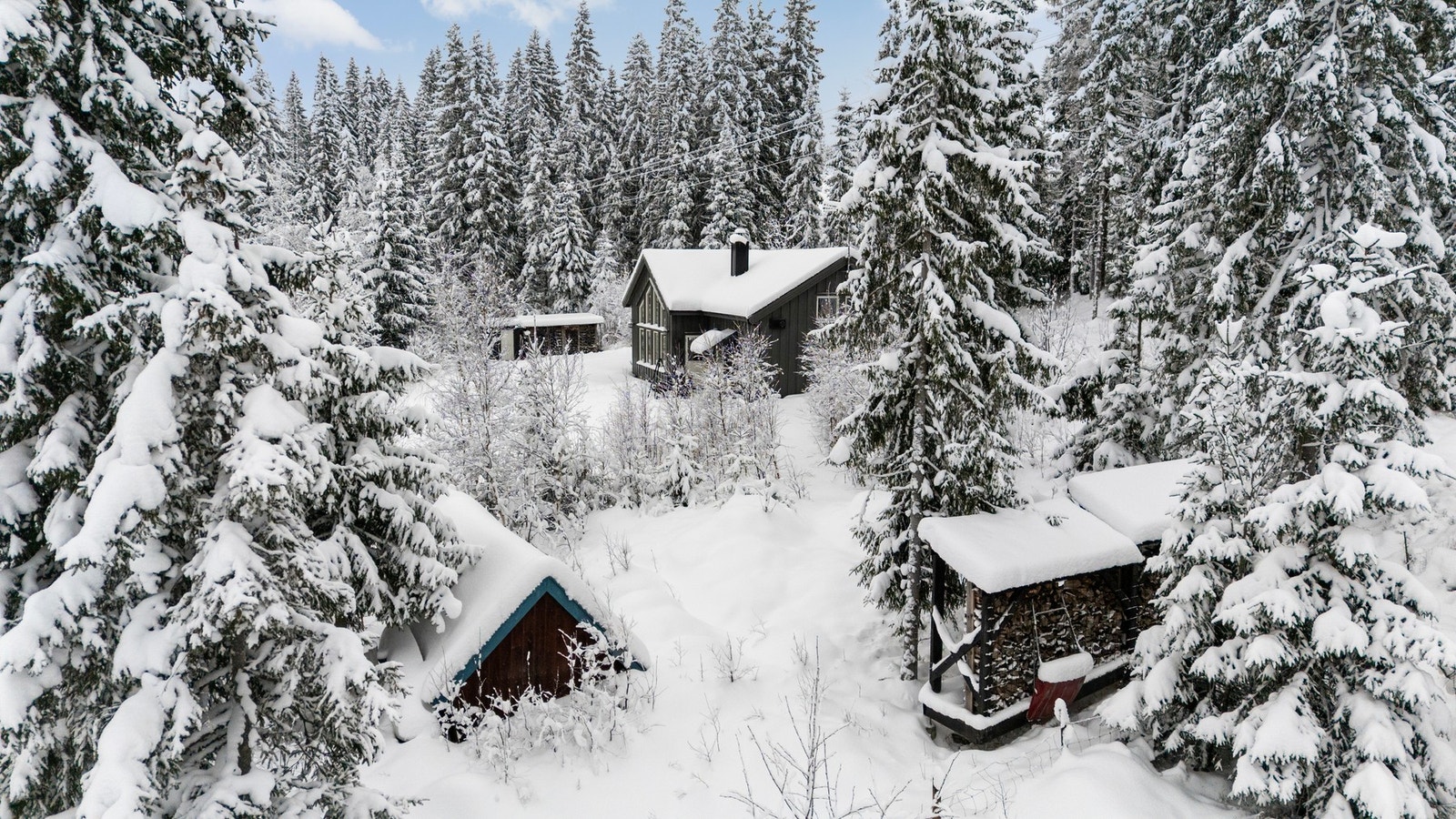 På eiendommen finnes også anneks, frittstående uthus/båthus og utebod med toalettrom. Galleribilde