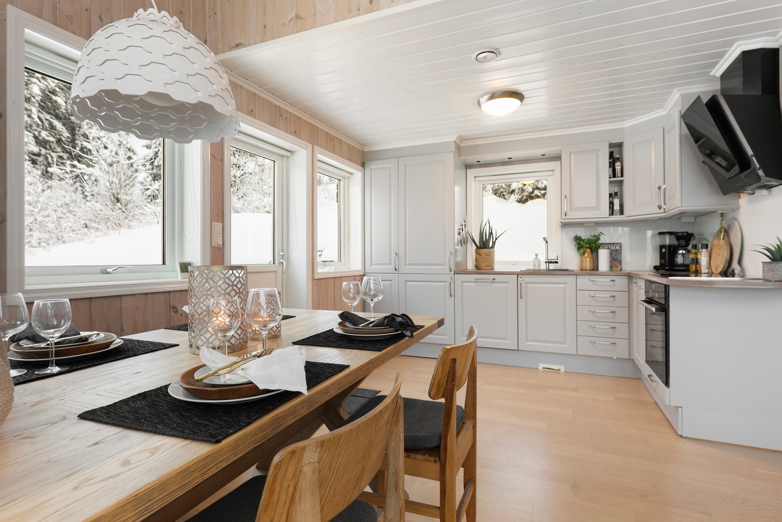 Pent kjøkken i klassisk stil fra JKE Design. Galleribilde