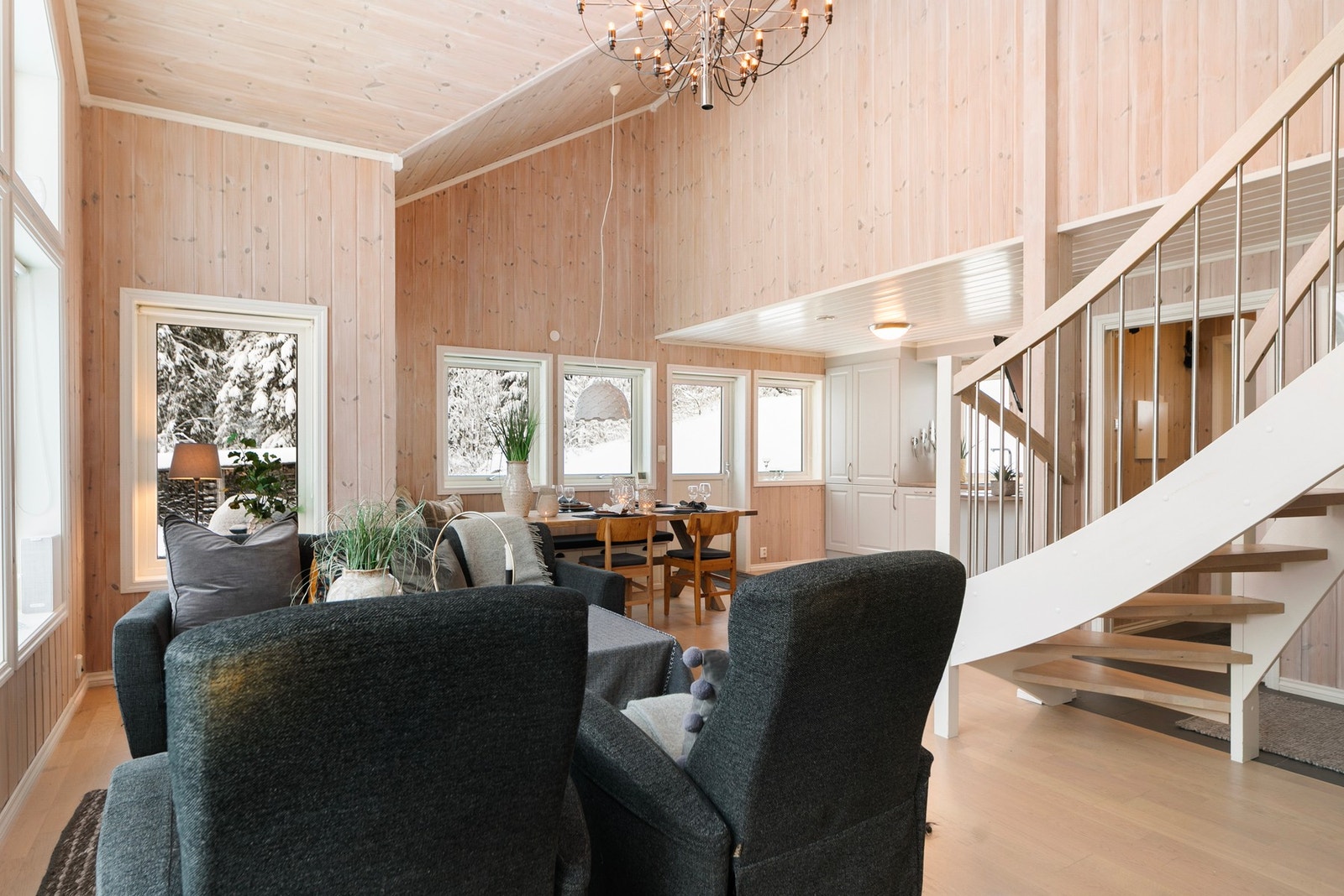 Kjøkken og stue i åpen løsning. Galleribilde