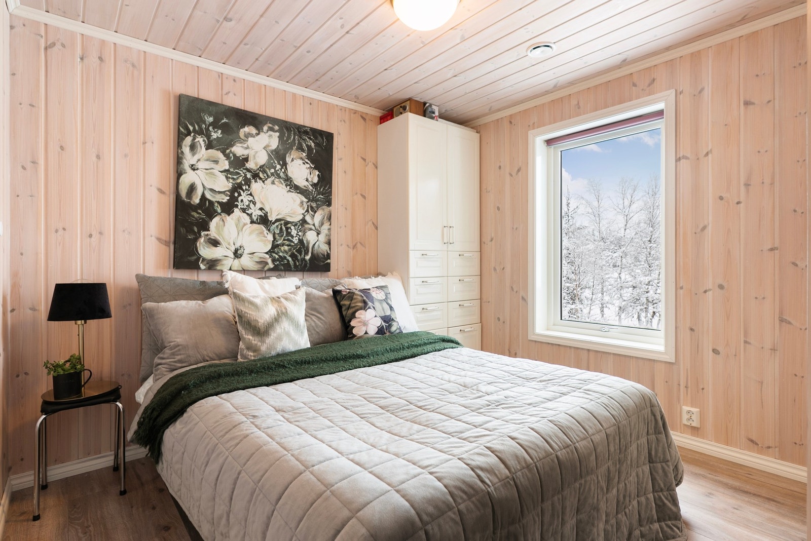 Fritidsboligen har totalt 2 romslige soverom i 1. etg. Galleribilde