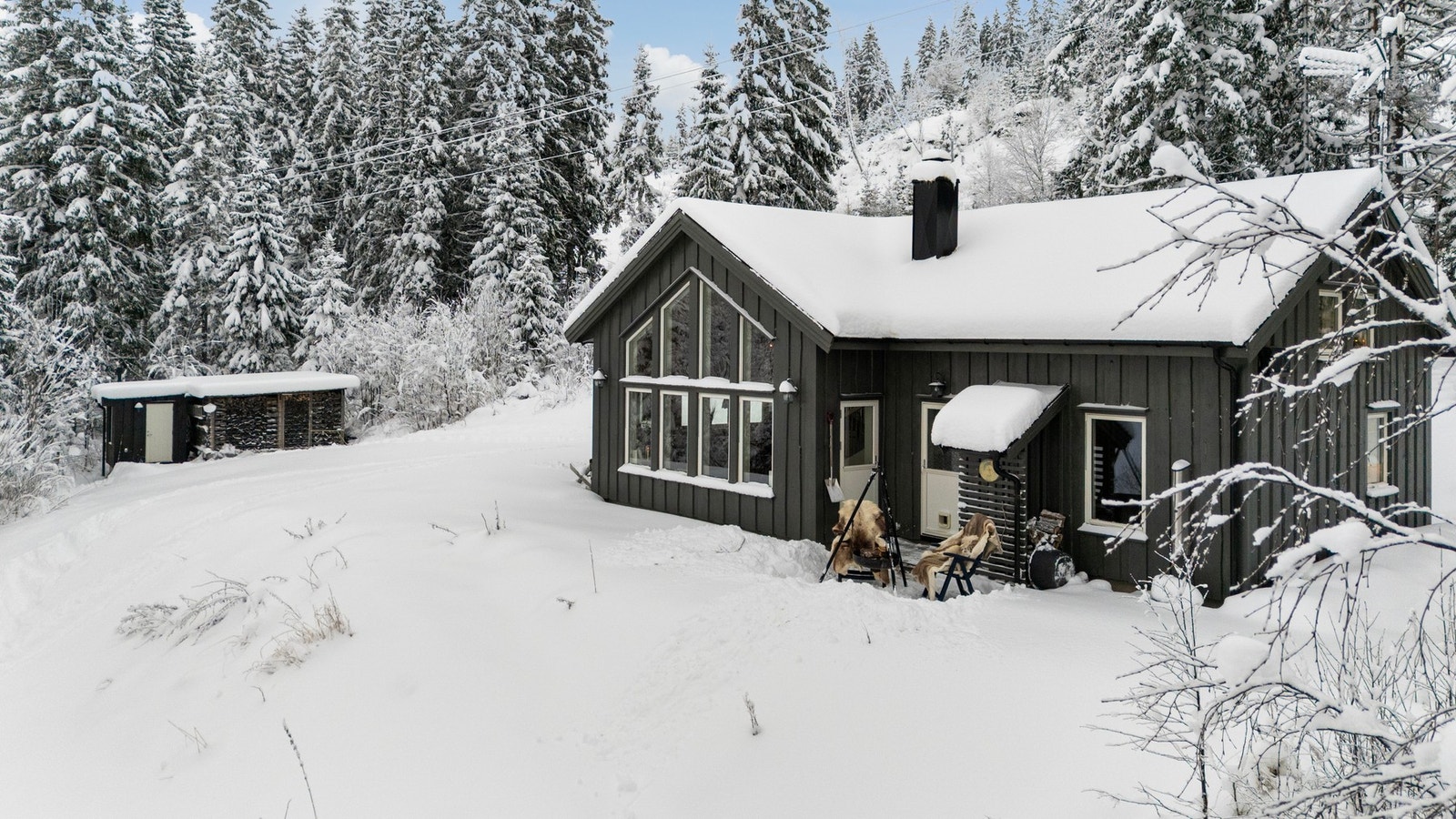 Utgang fra stue/kjøkken til østvendt markterrasse. Galleribilde