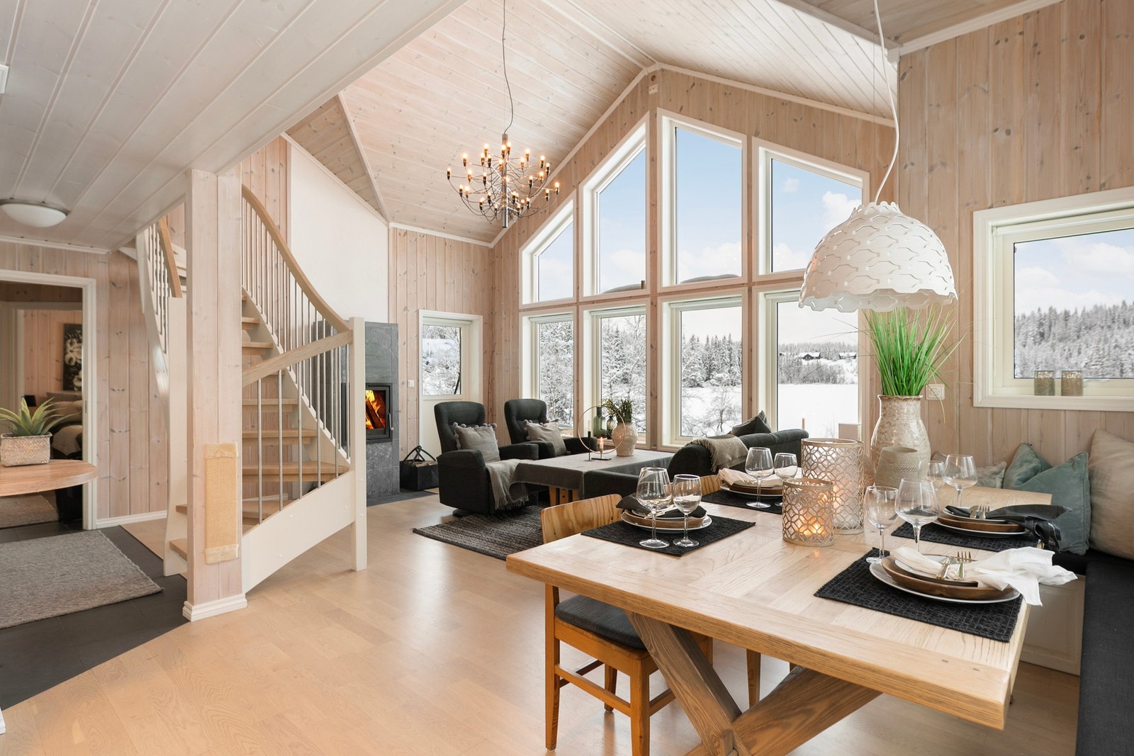 Flott lys fra tallrike vinduer med panoramautsikt over landskapet. Galleribilde