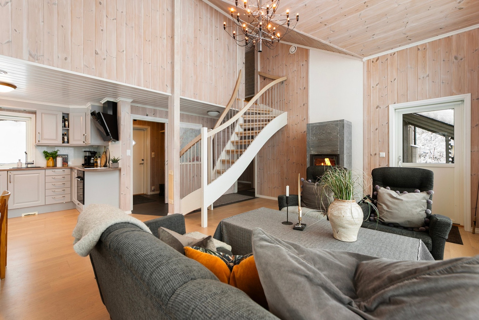 God plass til sofaløsning og tilhørende møblement. Galleribilde