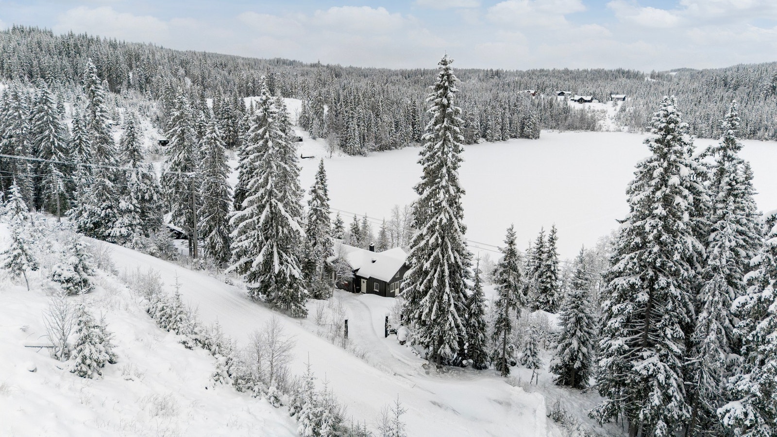 Hytta ligger perfekt plassert med fantastisk utsyn Galleribilde