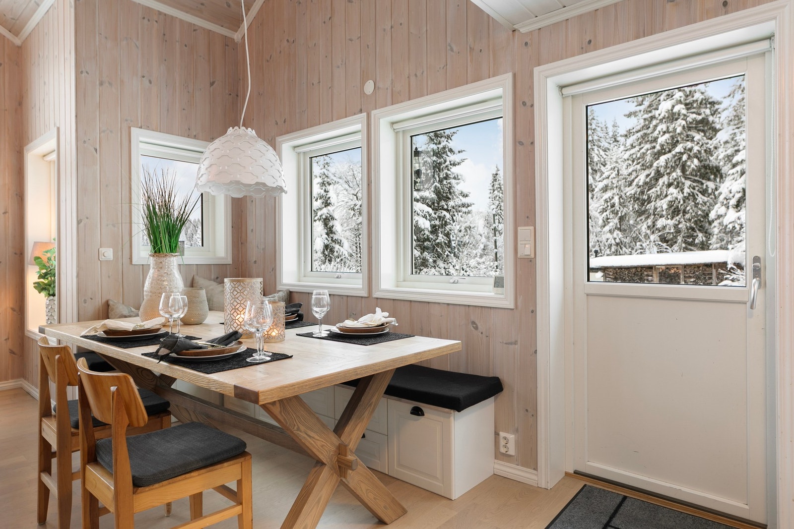 Spisestuen innbyr til hyggelige måltider med hele familien. Galleribilde