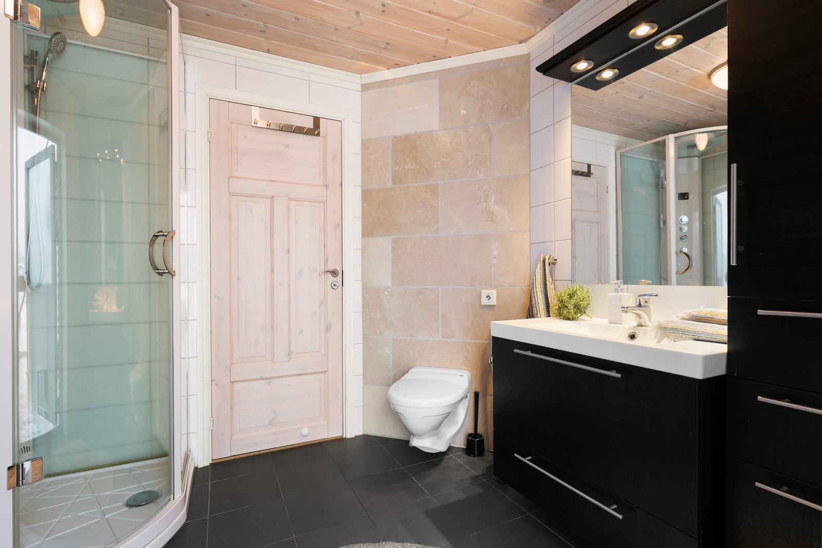 Dusjkabinett og Jets vakumtoalett Galleribilde