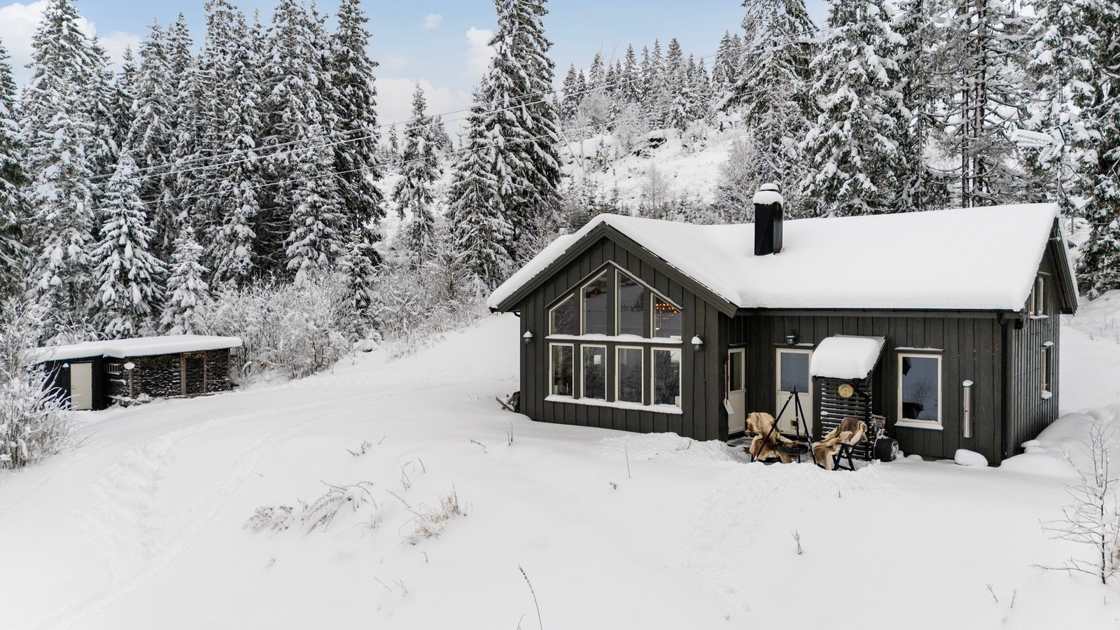 Eiendommen er omkranset av skog på begge sider og fremstår som meget skjermet. Galleribilde