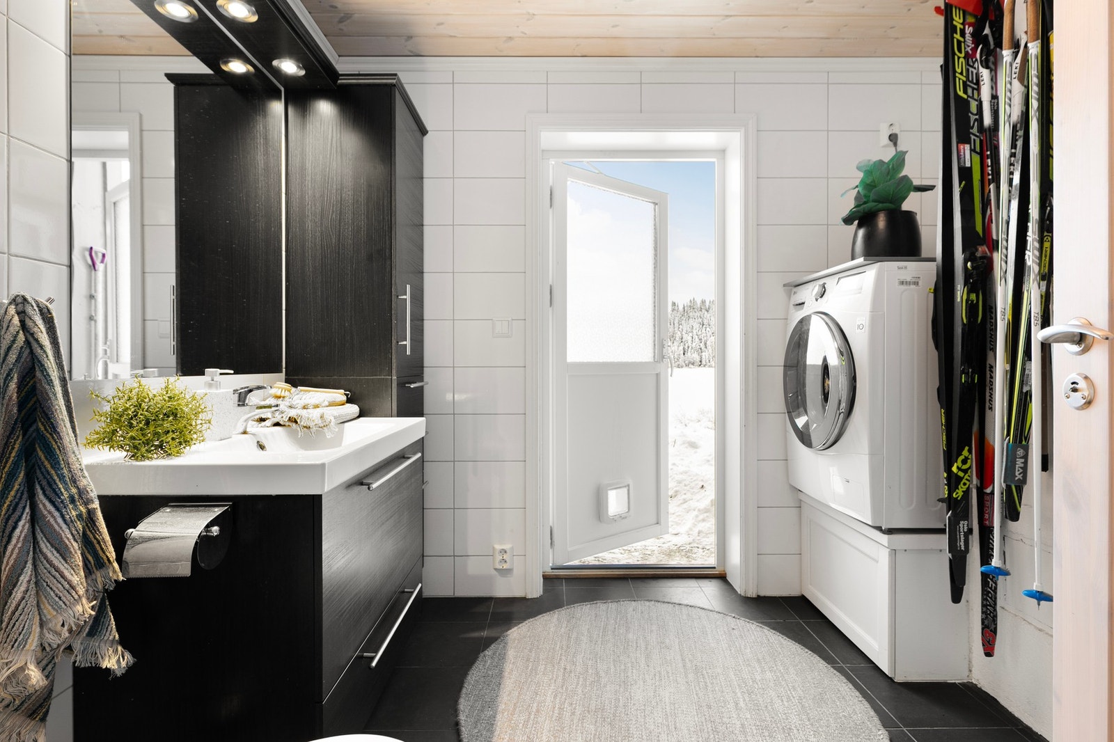 Romslig bad i 1. etg fra byggeår med fliser på gulv og vegger. Galleribilde