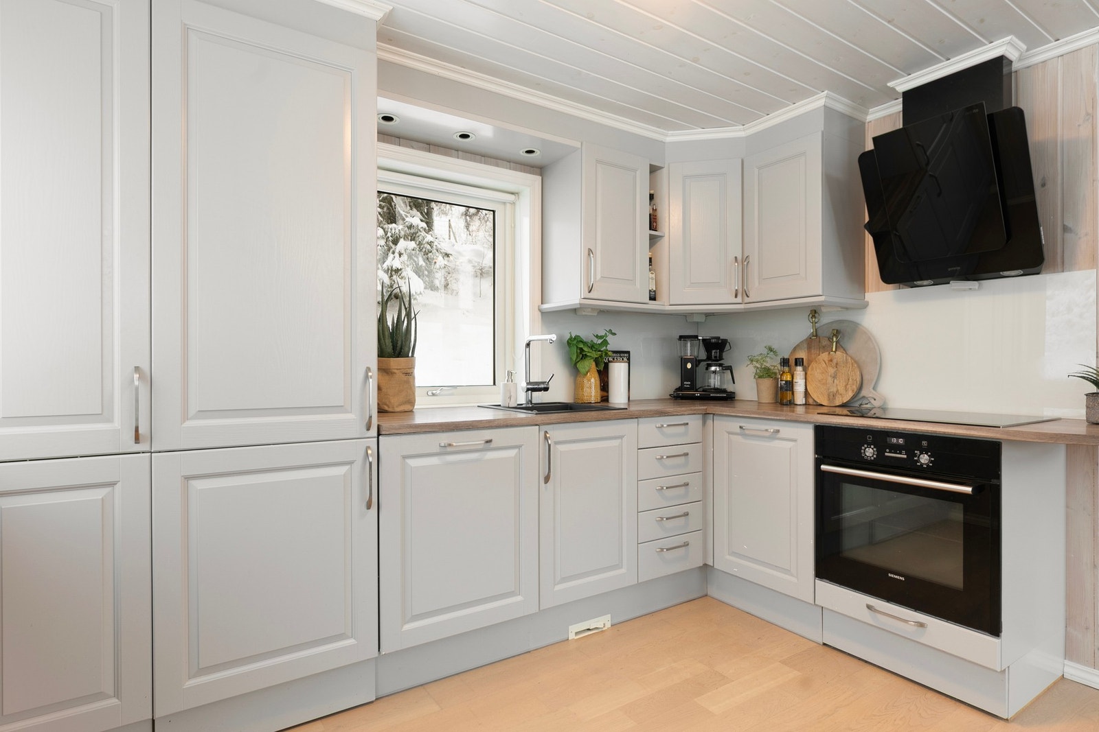 Av utstyr medfølger integrert stekeovn, platetopp, oppvaskmaskin og kjøleskap med fryser. Galleribilde