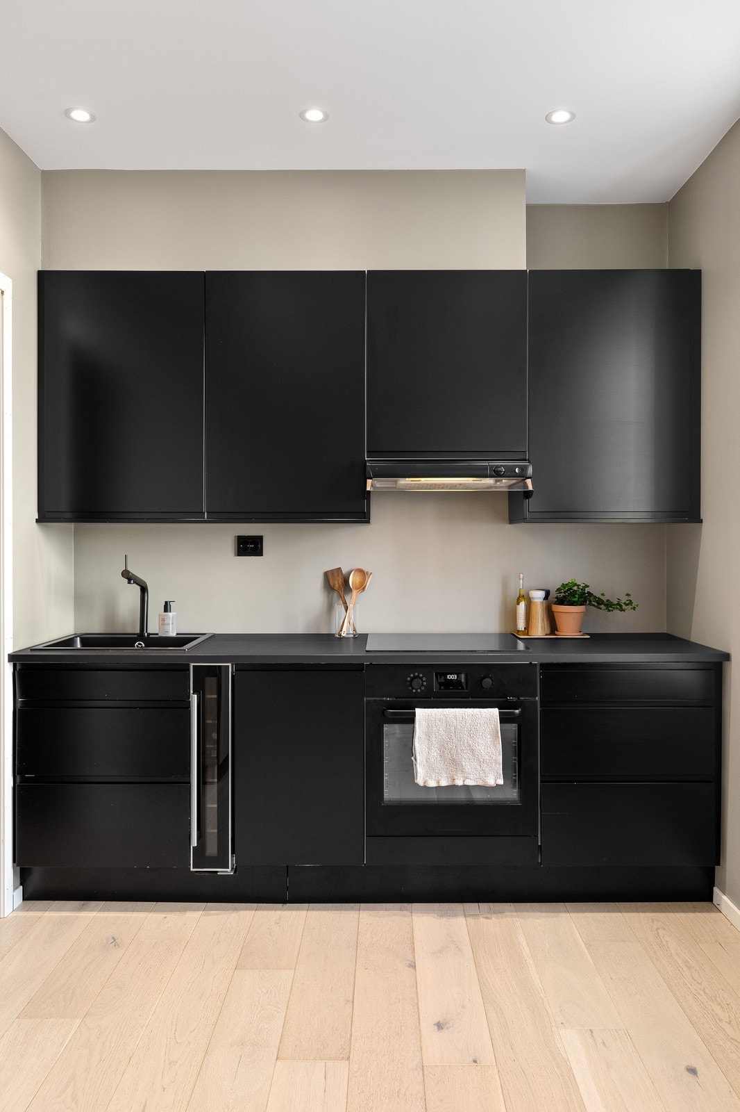 Rikelig med benke- og skapplass på kjøkkenet. Galleribilde