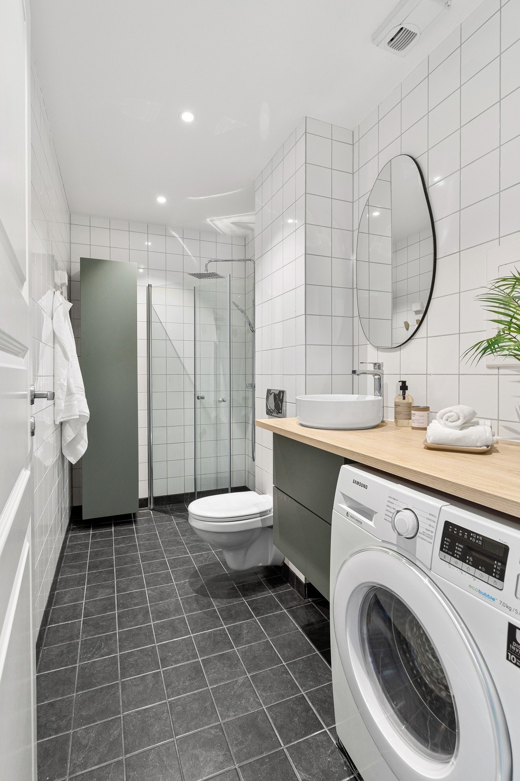 Flislagt bad med varmekabler og vaskemaskin. Galleribilde