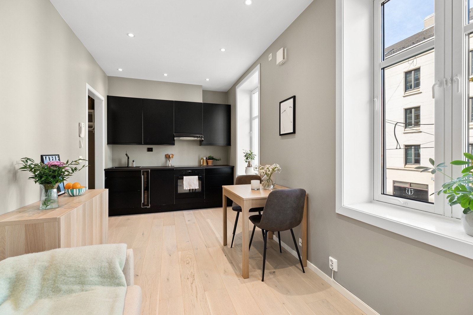 Boligen er ledig fra 2.1.26 til langtidsleie og har varmtvann, TV-pakke og internett inkludert. Galleribilde