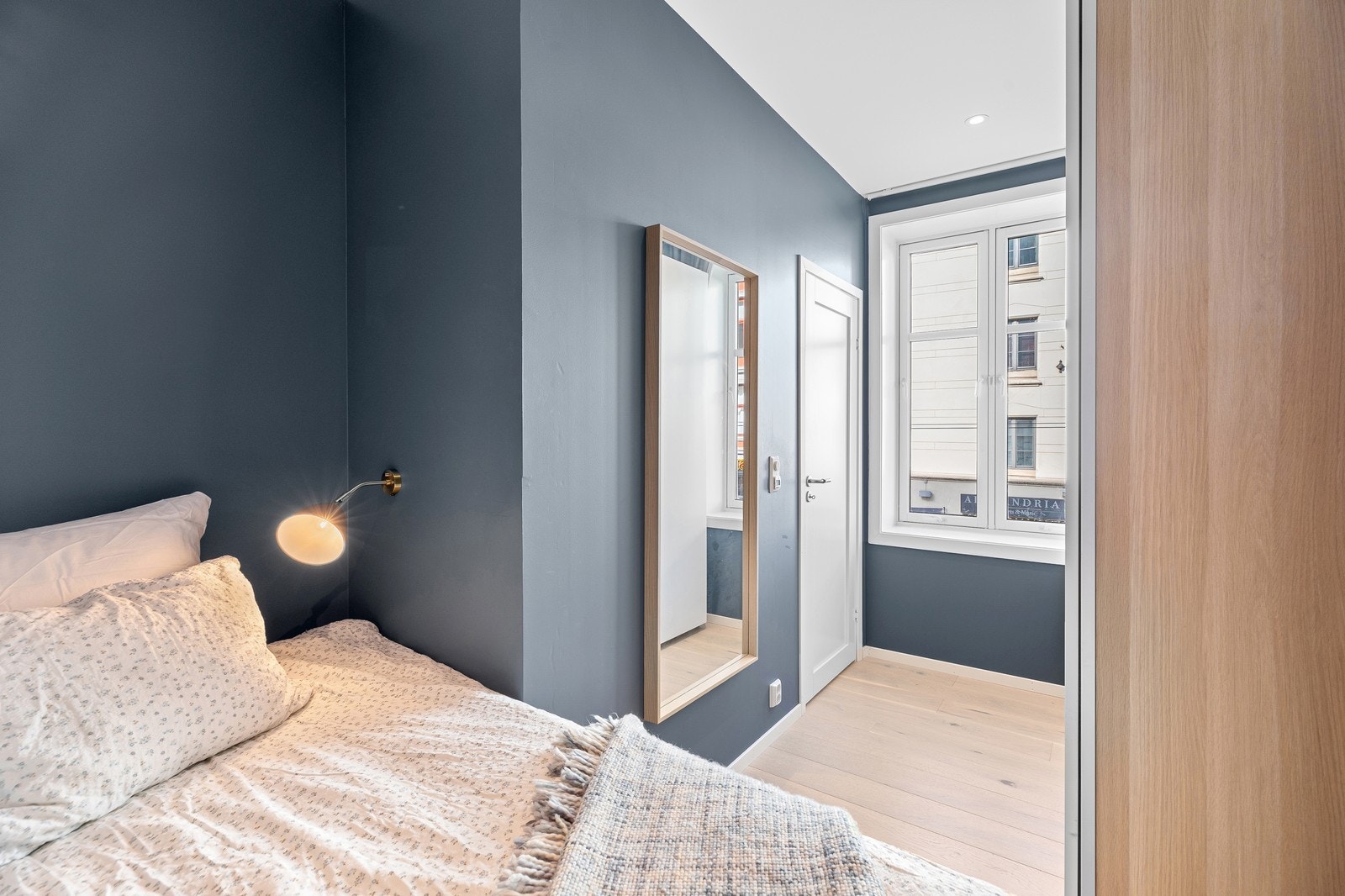 Fint soverom med plass til en stor seng og skyvedørsgarderobeskap som medfølger. Galleribilde