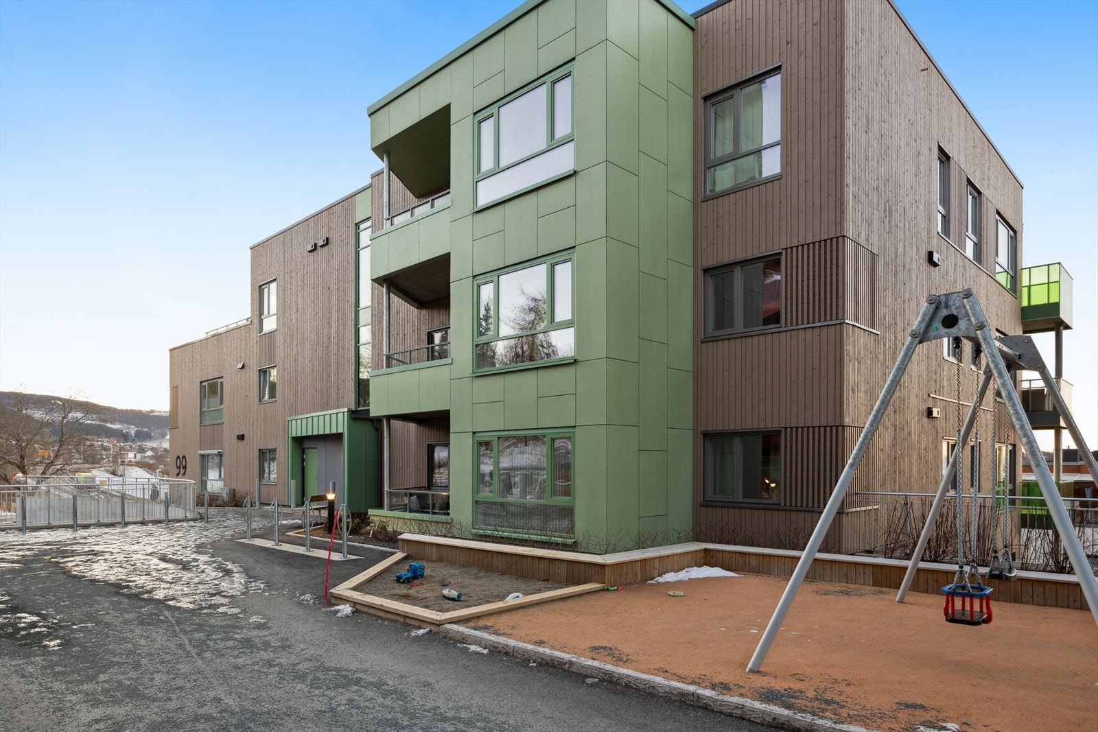 Rett utenfor døren finnes det lekeapparater for de minste. Galleribilde