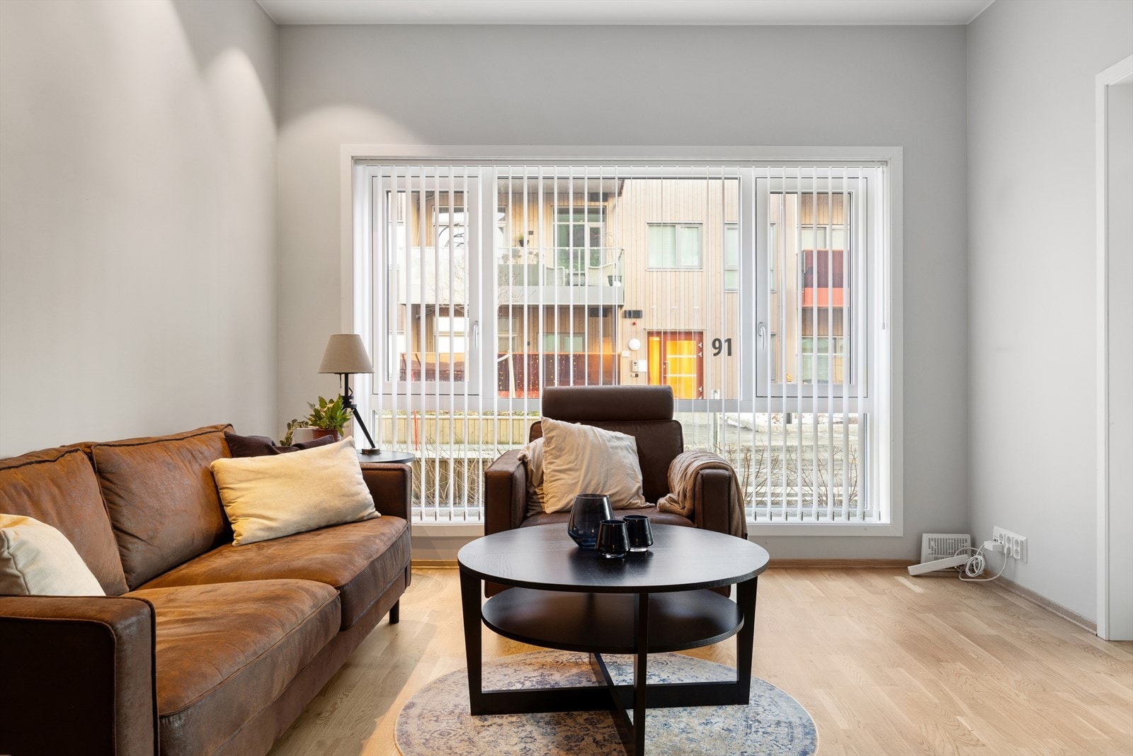 Stuedelen har store vindusflater som gir godt med naturlig lys. Downlights i taket gir også god og jevn belysning i oppholdsrommet. Galleribilde