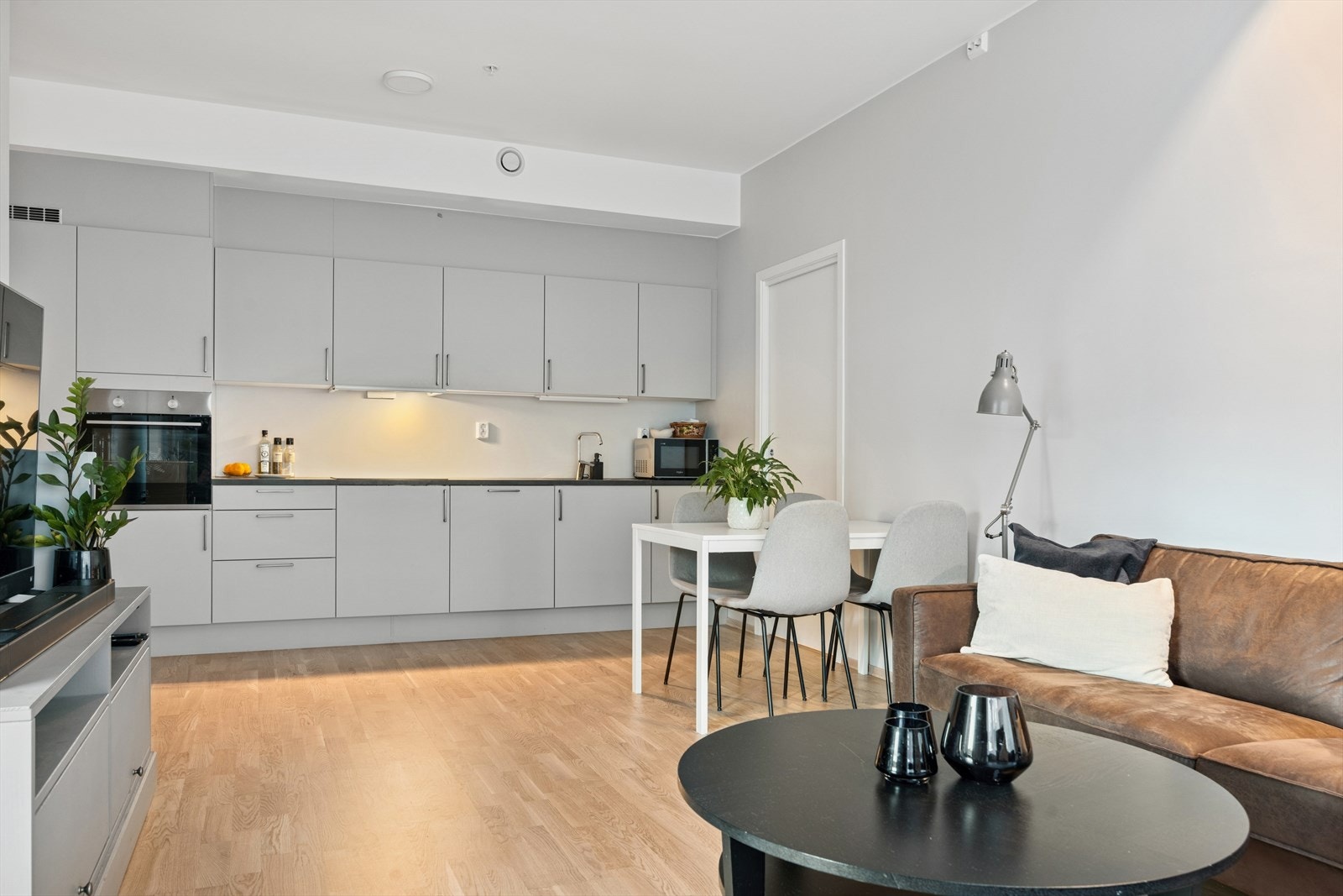 Det åpne allrommet gir en god romfølelse og har plass til både sofagruppe og spisebord. Galleribilde