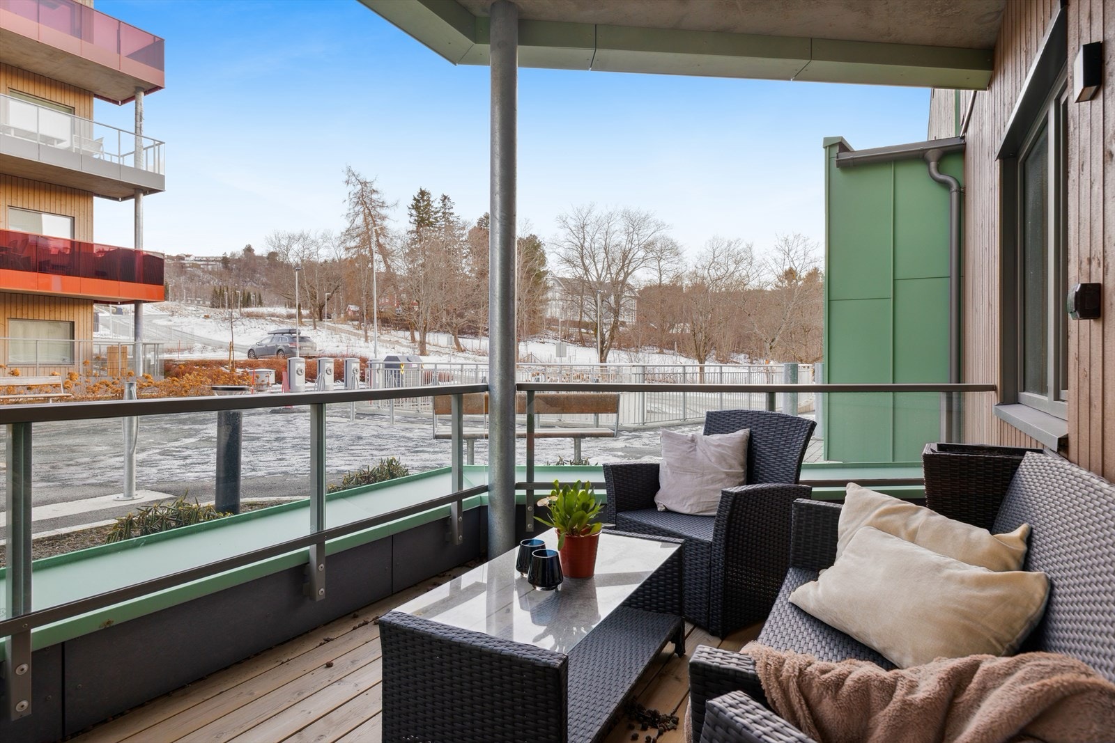 Fra stuen er det direkte utgang til en romslig, markterrasse på 8,5 m². Galleribilde