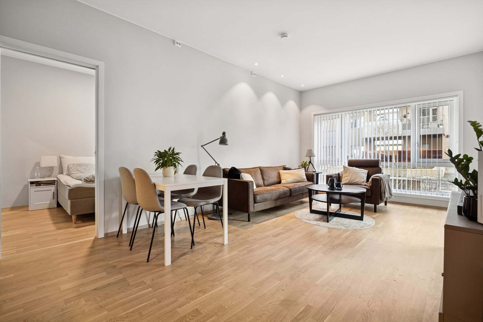 Leiligheten har en åpen og sosial planløsning mellom stue og kjøkken. Galleribilde