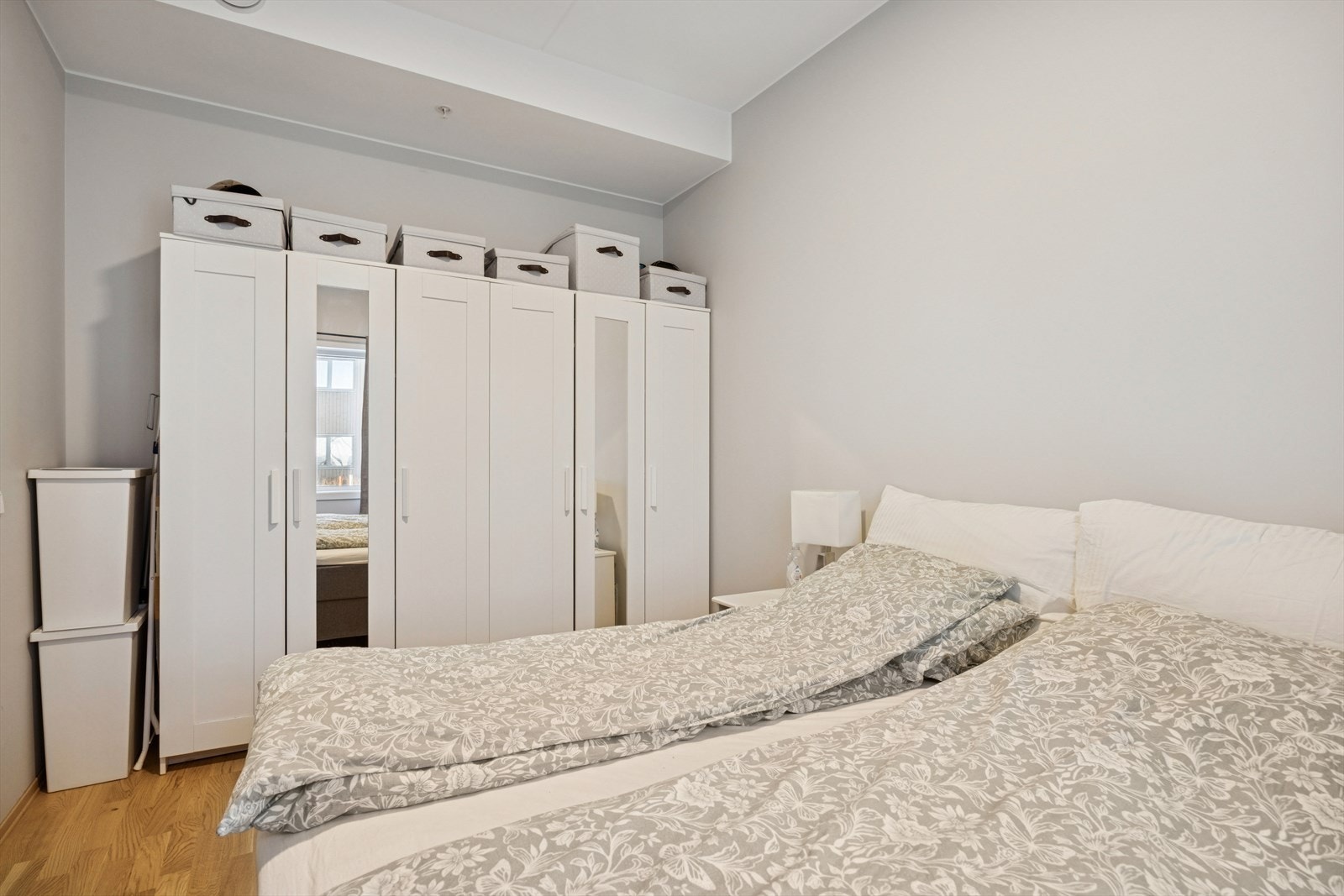 Her er det rikelig med garderobeplass for effektiv oppbevaring. Galleribilde