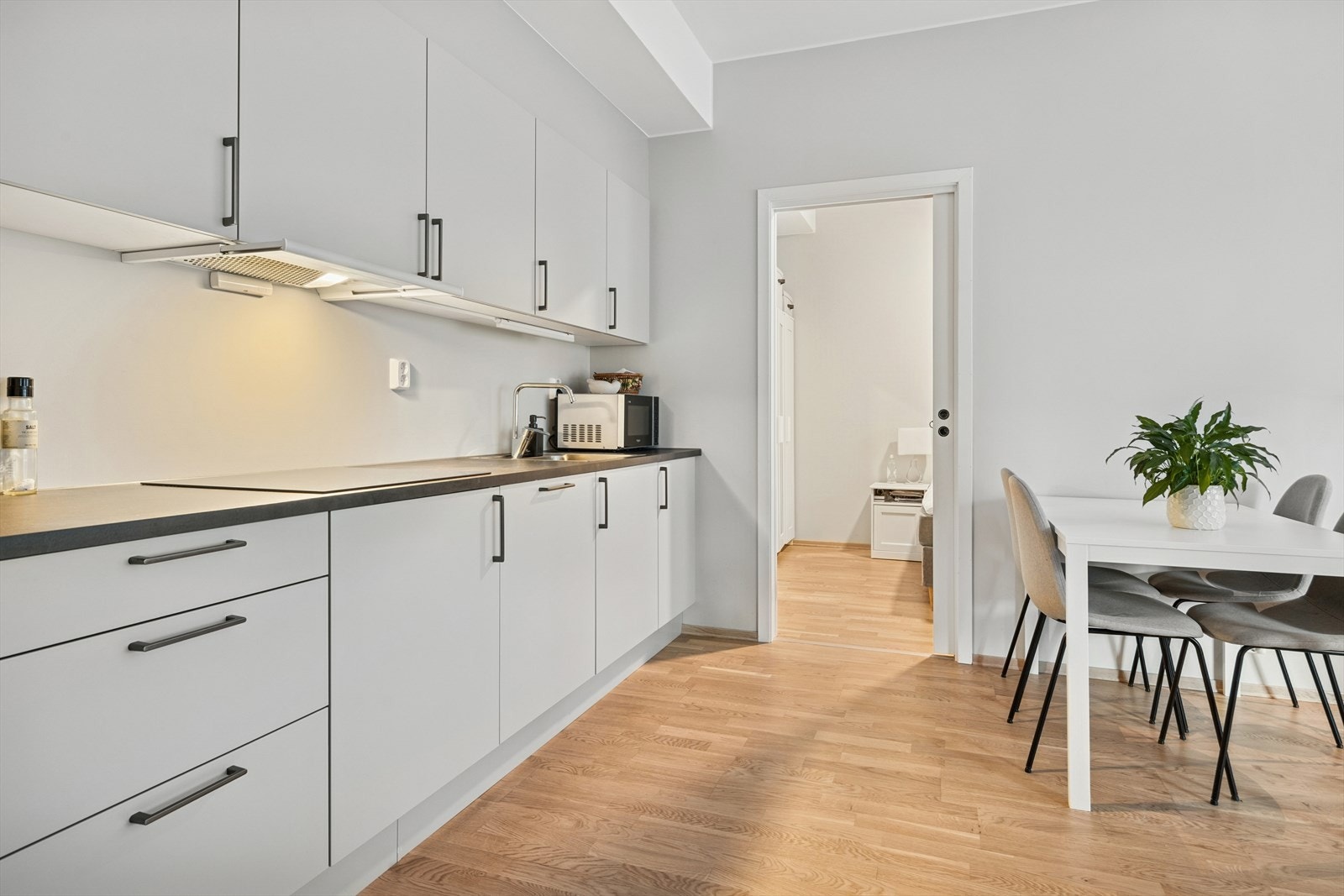 God benkeplass og nedfelt platetopp gjør matlagingen til en enkel affære. Galleribilde