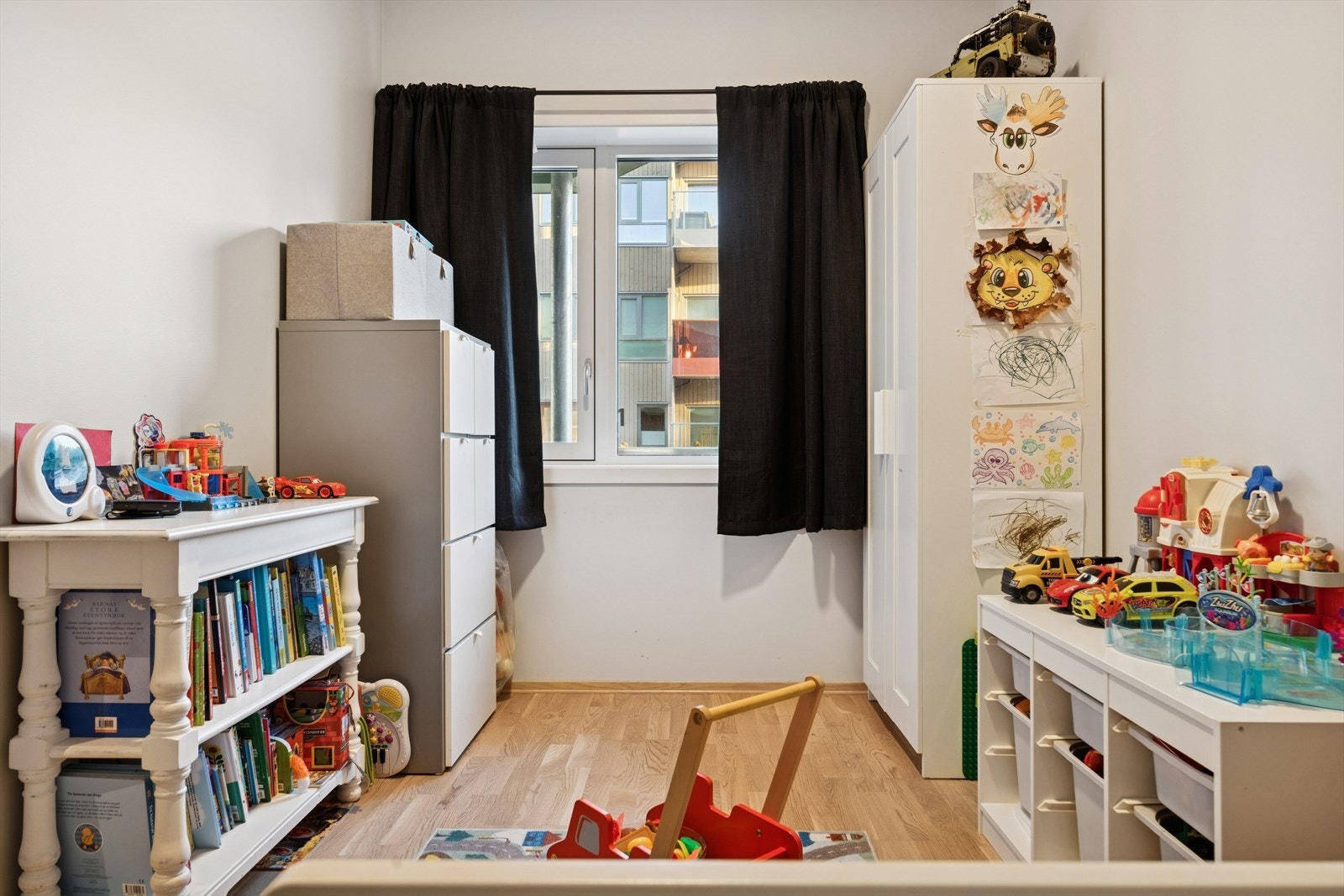 Det andre soverommet egner seg godt som barnerom, gjesterom eller kontor. Galleribilde