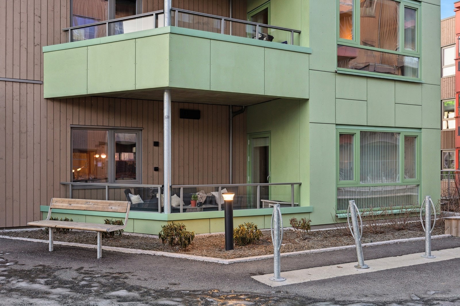 Terrassen er delvis overbygget, noe som gir ly for vær og vind. Galleribilde