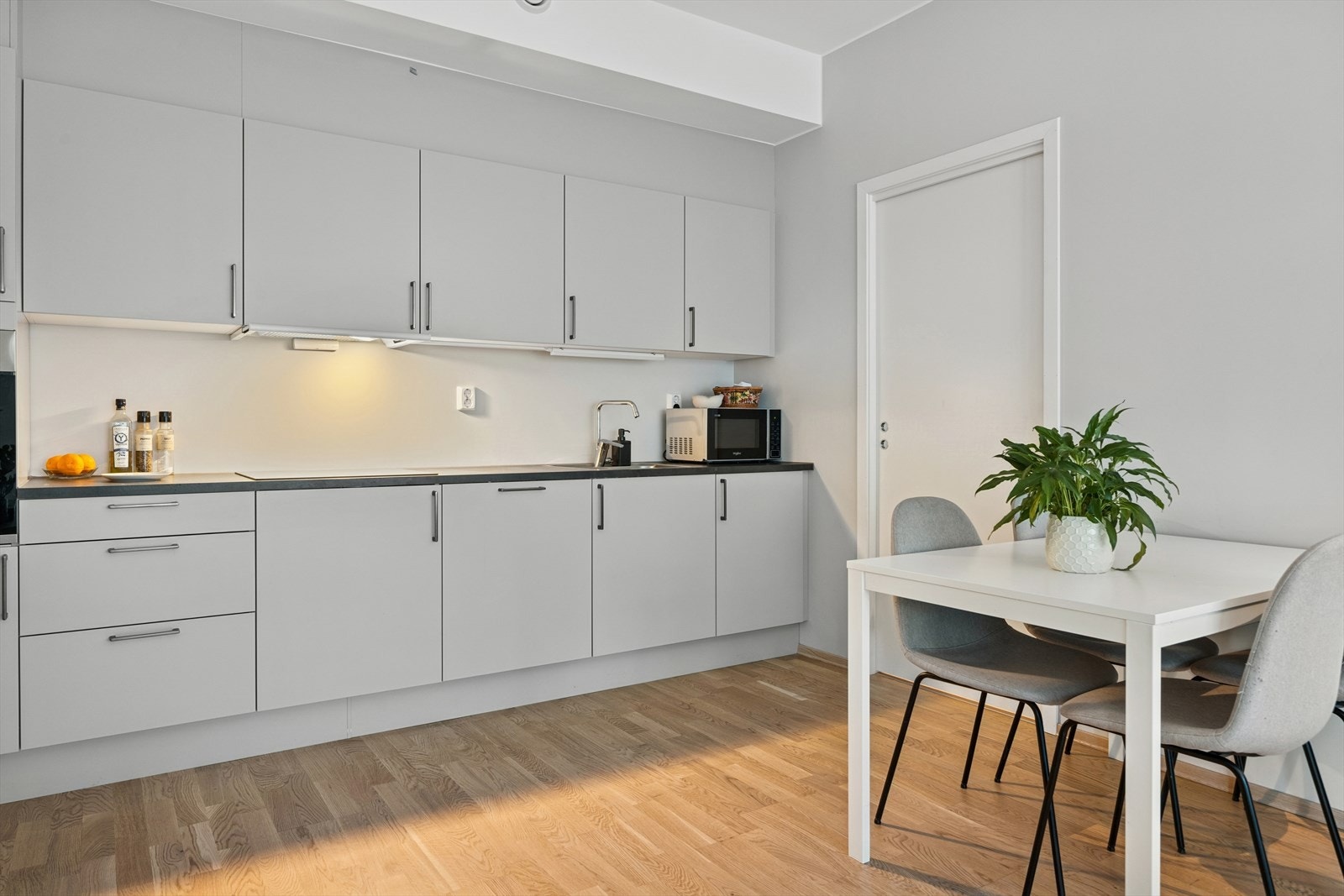 Rikelig med skapplass sørger for gode oppbevaringsmuligheter på kjøkkenet. Galleribilde