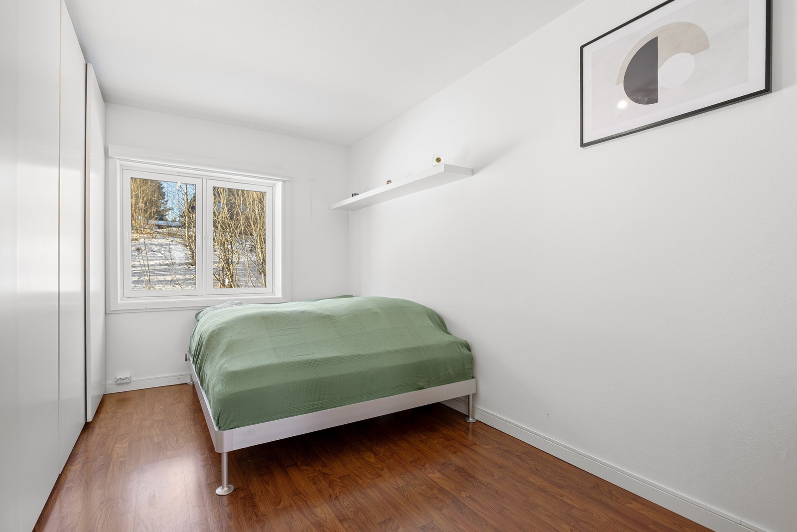 Stort hovedsoverom på hele 13,5 kvm med mye lagringsplass i en stor skyvedørsgarderobe. Galleribilde