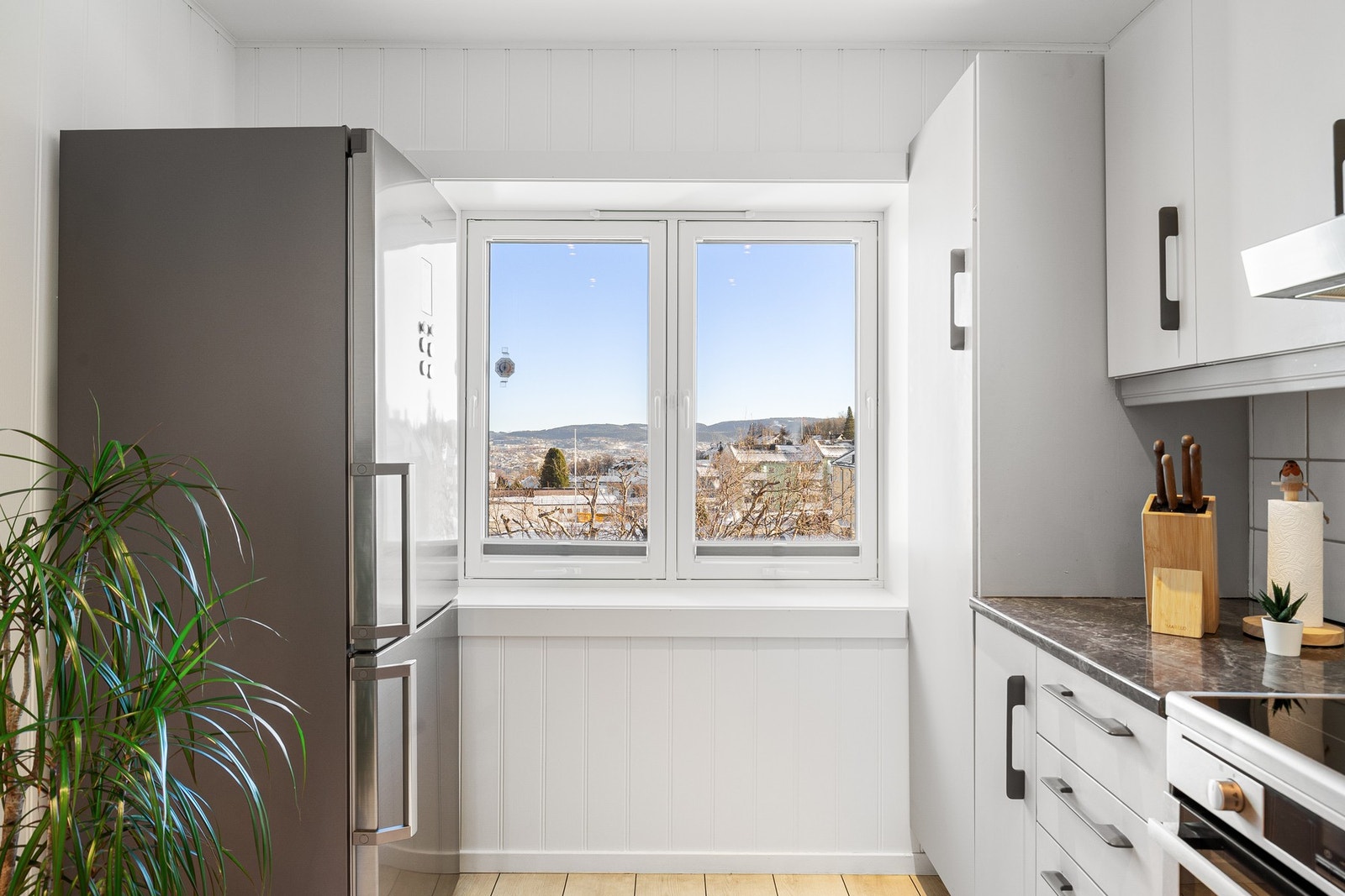 Både stue og kjøkken har vidstrakt utsikt mot byen, med morgen- og formiddagssol. Galleribilde