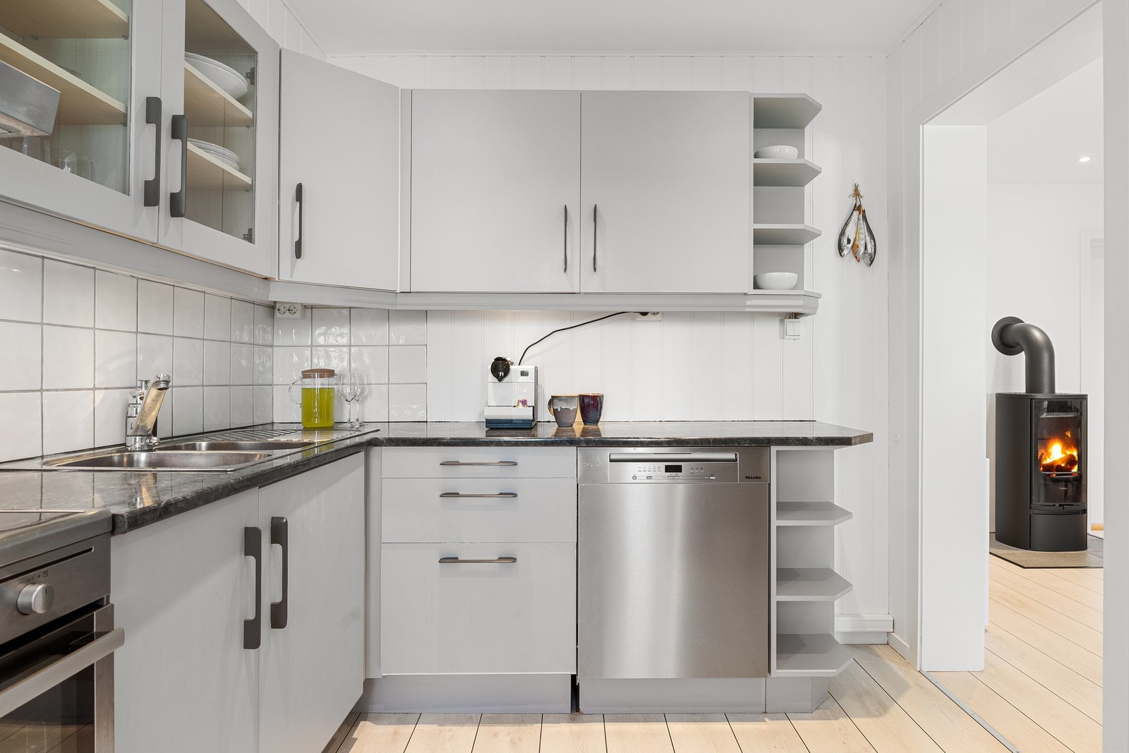 Leiligheten har et romslig kjøkken med meget funksjonell utforming. Galleribilde