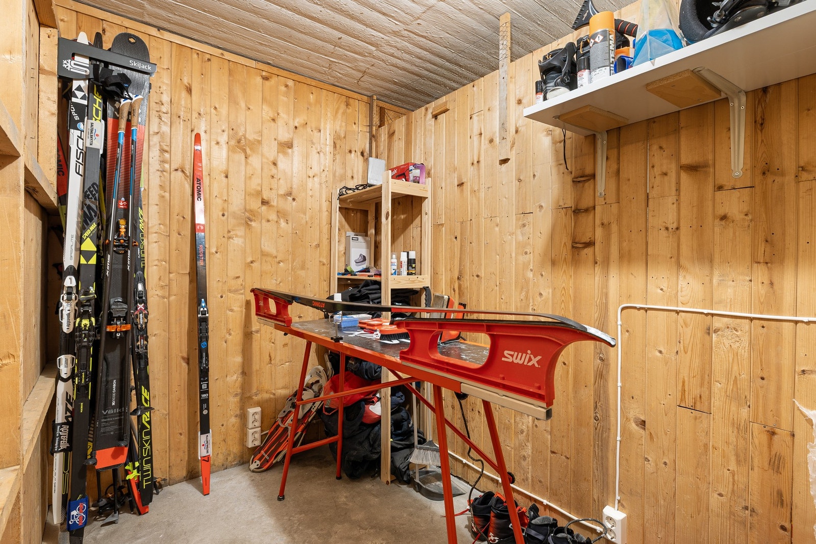 Leiligheten disponerer en praktisk og allsidig bod i kjeller med stikkontakter. Galleribilde