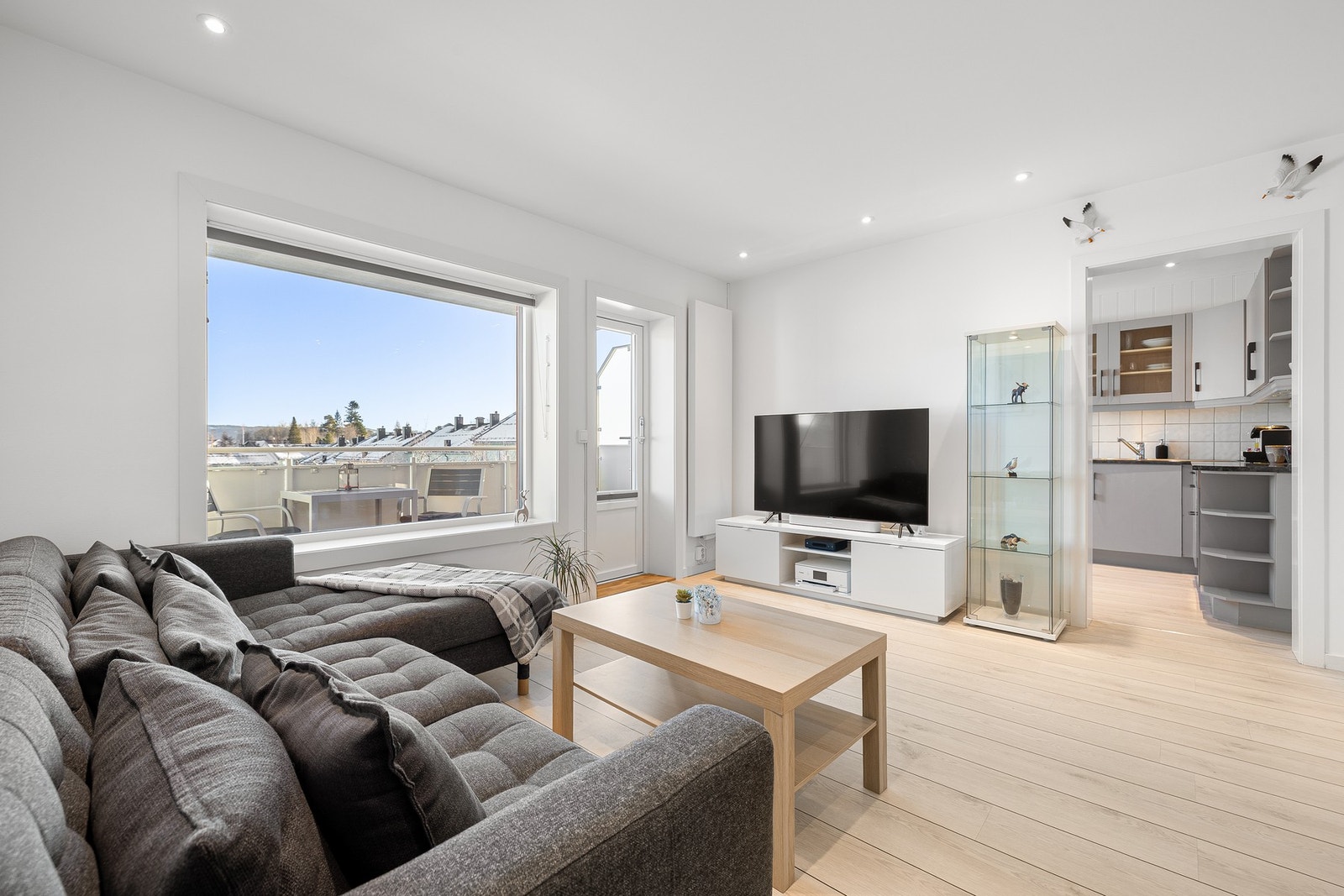 Stuen har gode veggflater og kan møbleres på flere ulike måter. Det er montert en olje-raditator på veggen ved balkongdøren. Galleribilde