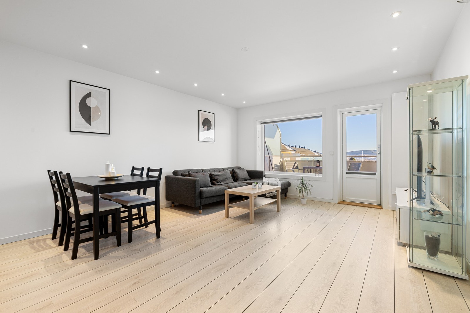 En 3-roms leilighet med utmerket beliggenhet i borettslaget og gode sol- og utsiktsforhold. Galleribilde