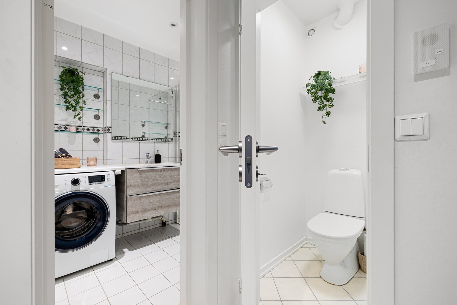 Våtrom samlet i entré. Galleribilde